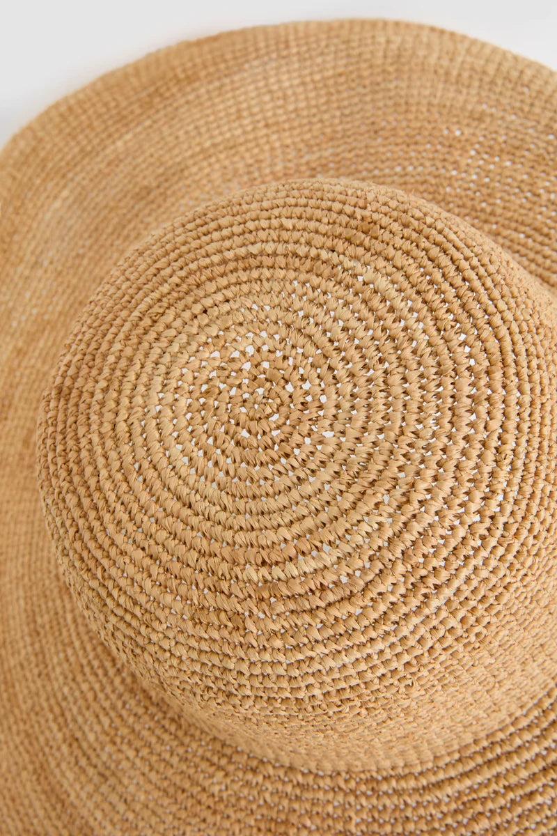 IBELIV IZY Sonnenhut aus handgefertigtem Raffia mit breiter Krempe und natürlicher Flechtstruktur