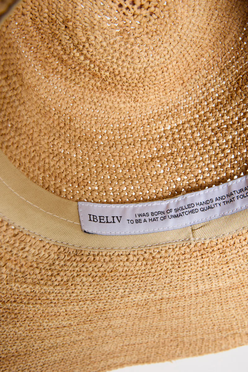 IBELIV IZY Sonnenhut aus handgefertigtem Raffia mit breiter Krempe und natürlicher Flechtstruktur