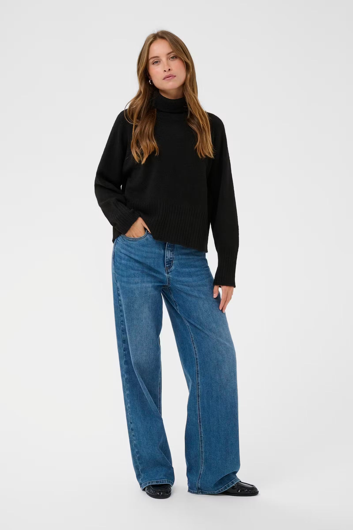 Schwarzer Kaffe Rollkragenpullover Black Deep mit breiten Rippstrickbündchen an einem weiblichen Model