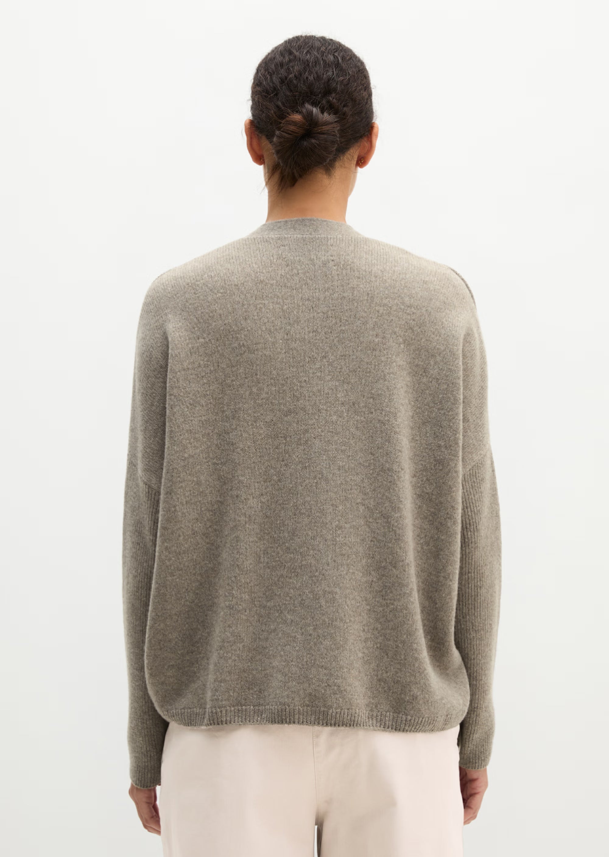 MARC O’POLO Oversize Cardigan aus flauschiger Lambswool in Taupe mit V-Ausschnitt und Knopfleiste.