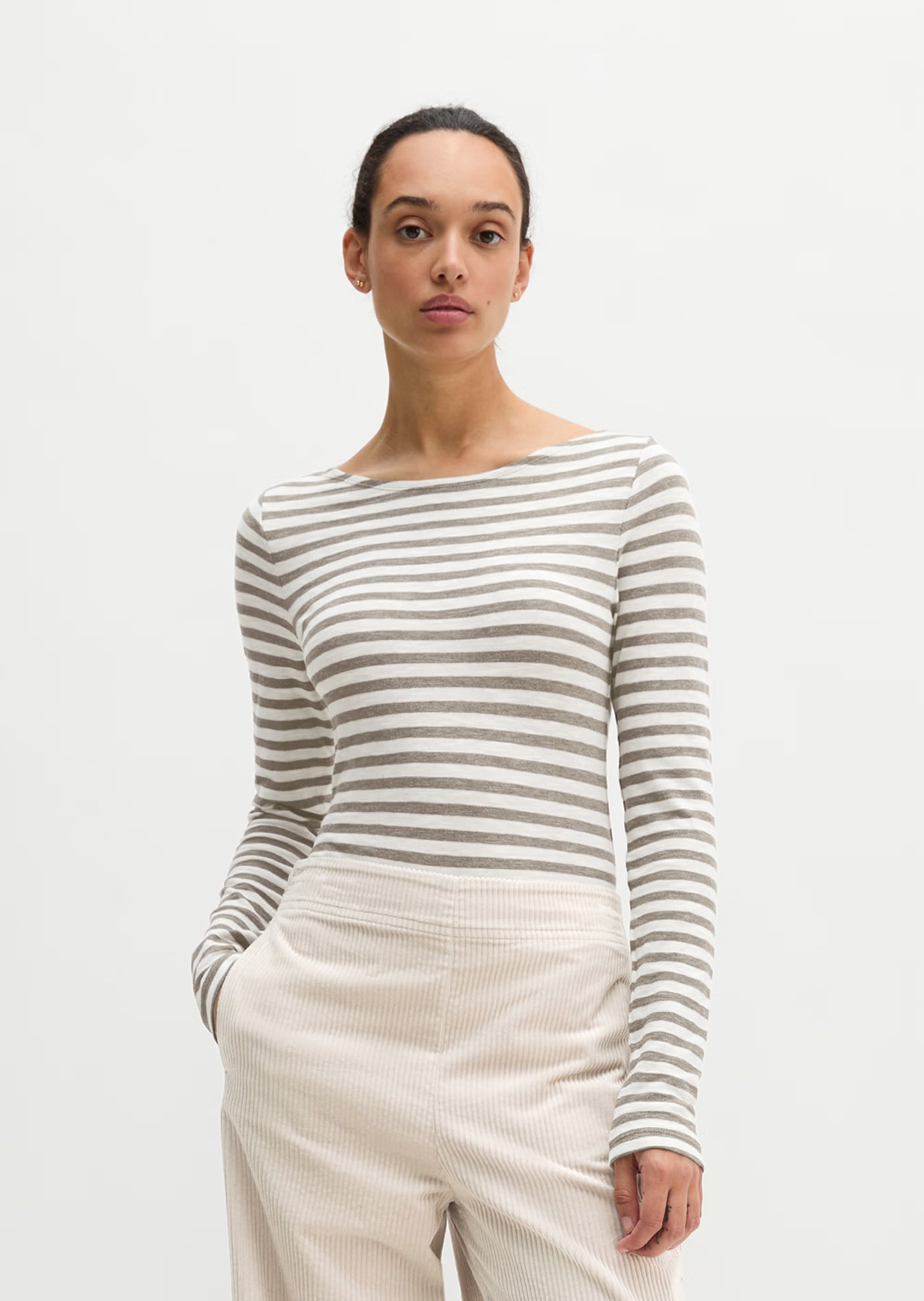 Marc O'Polo Ringel-Longsleeve in Creme und Taupe mit U-Boot-Ausschnitt an einem Model getragen.