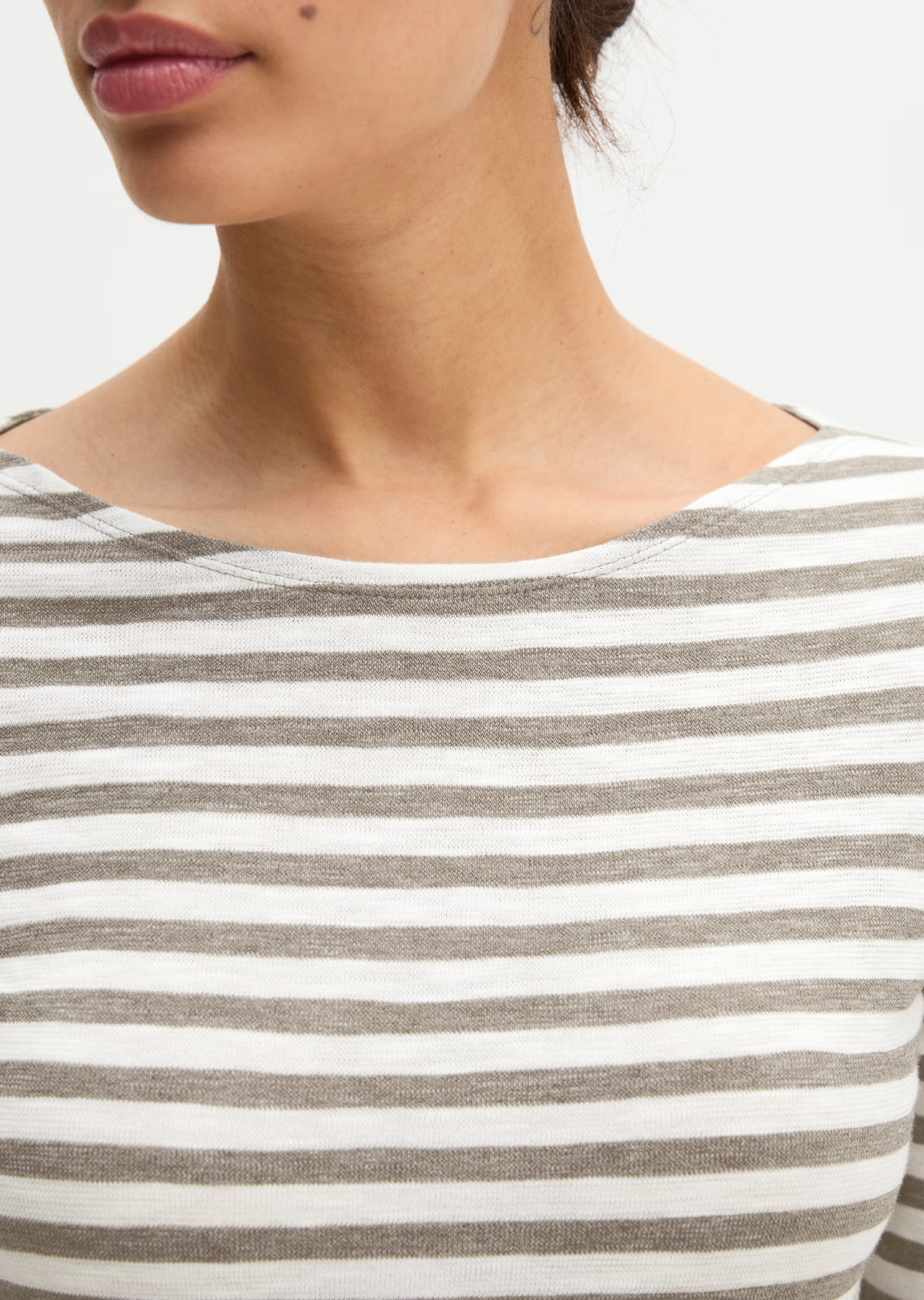Marc O'Polo Ringel-Longsleeve in Creme und Taupe mit U-Boot-Ausschnitt an einem Model getragen.