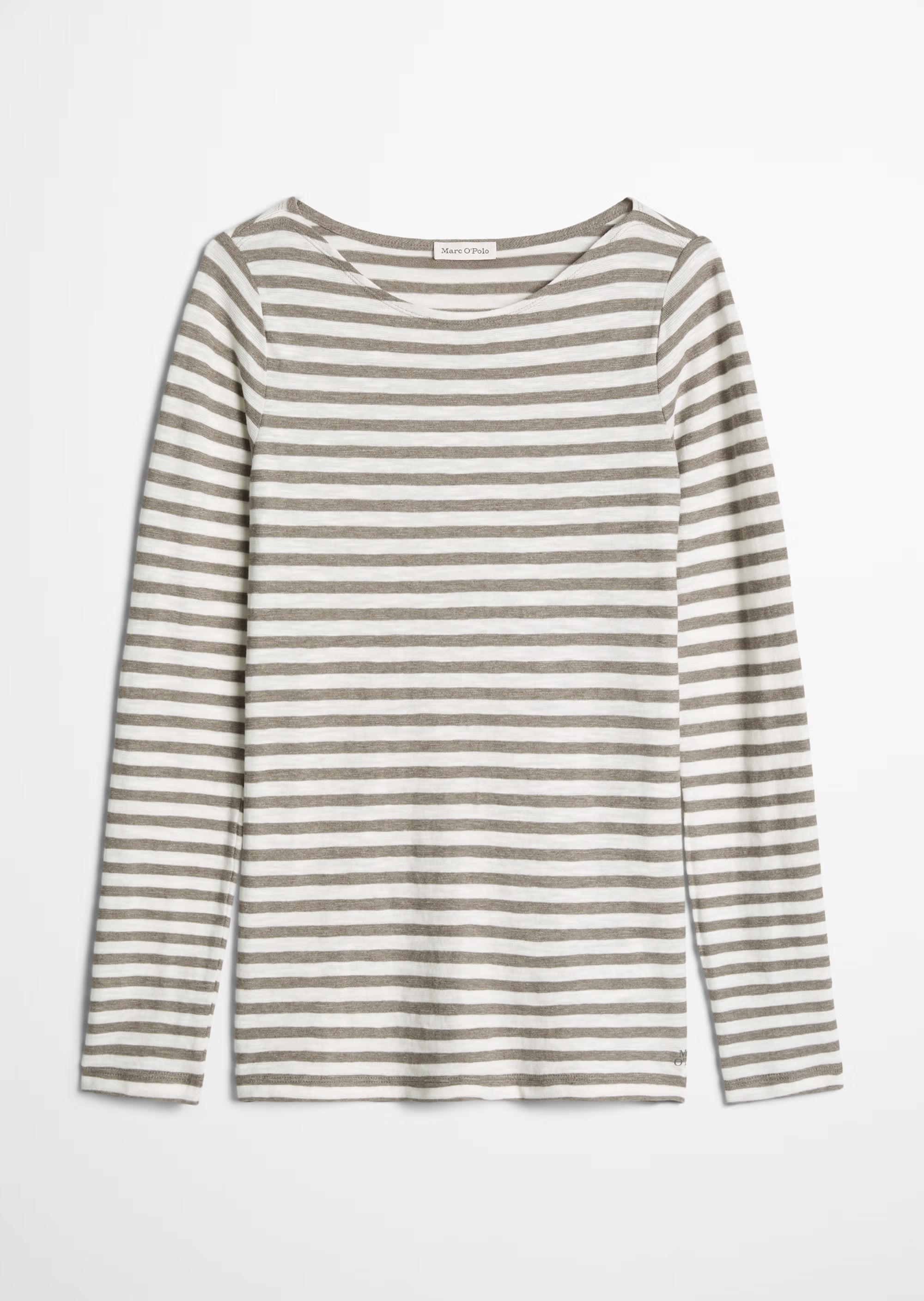 Marc O'Polo Ringel-Longsleeve in Creme und Taupe mit U-Boot-Ausschnitt an einem Model getragen.