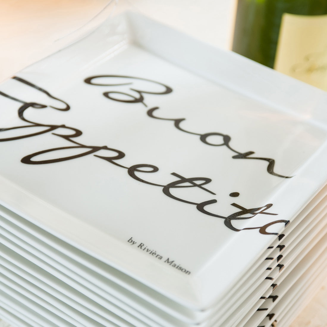 Weißer Frühstücksteller mit schwarzer Aufschrift "Buon Appetito" von Riviera Maison. 