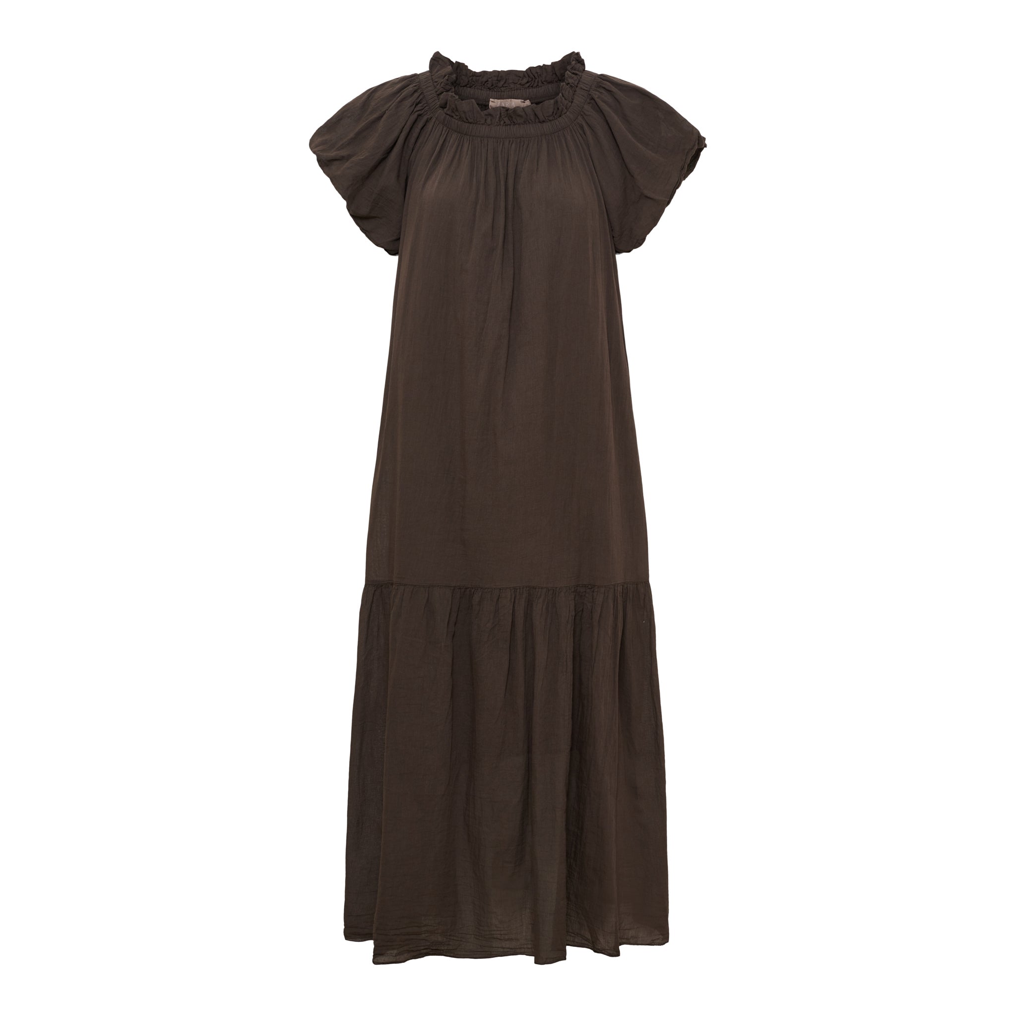 Braunes Maxikleid mit Puffärmeln, elastischem Rundhalsausschnitt und Volantsaum von Marta du Chateau auf weißem Hintergrund.