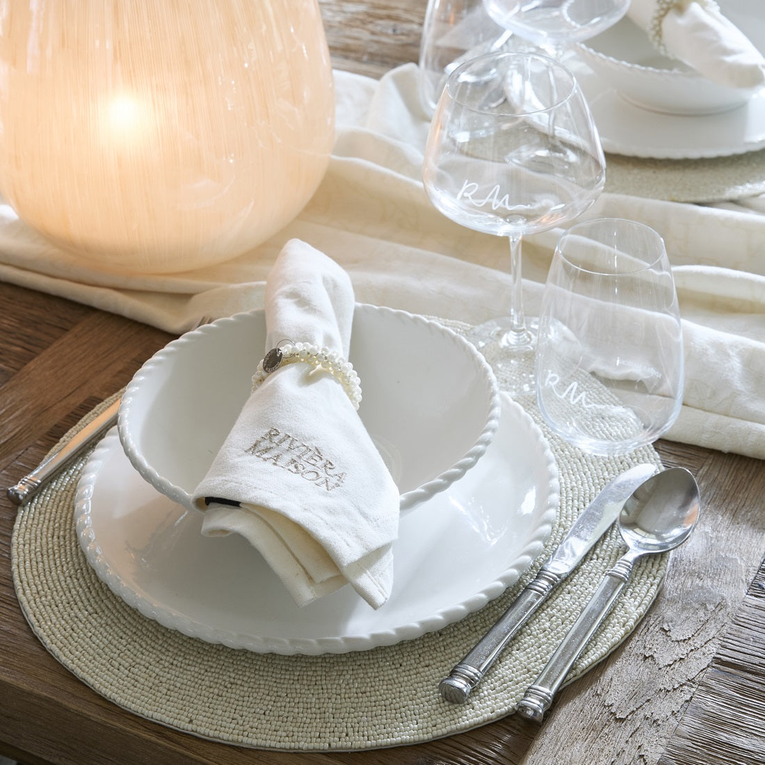 Elegant Twist Bowl L RIVIERA MAISON. Weiße Schale mit gedrehtem Randdesign und RM Logo.