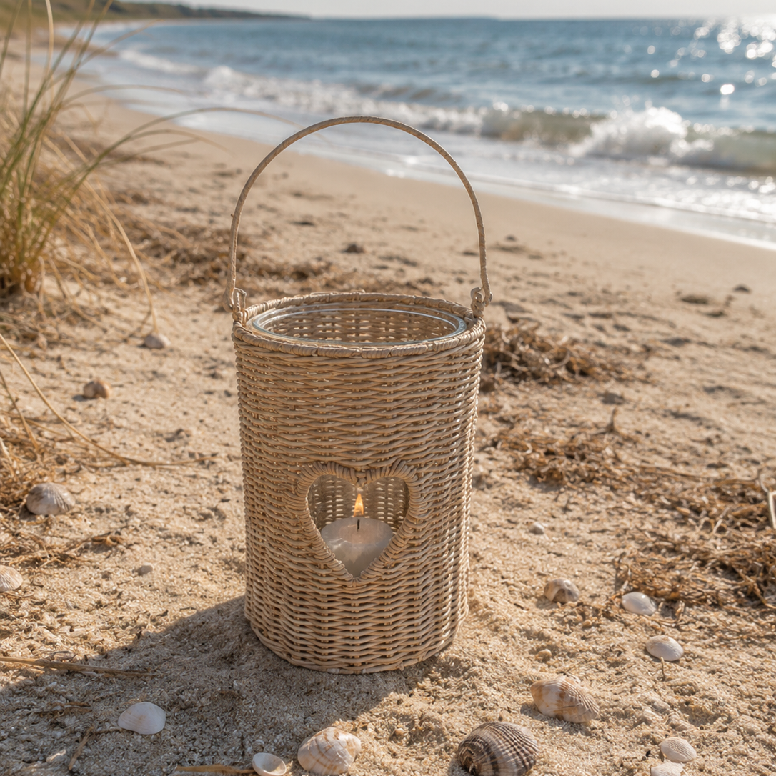 Rattan Windlicht mit Henkel und Herzausschnitt von STRANDGUT.