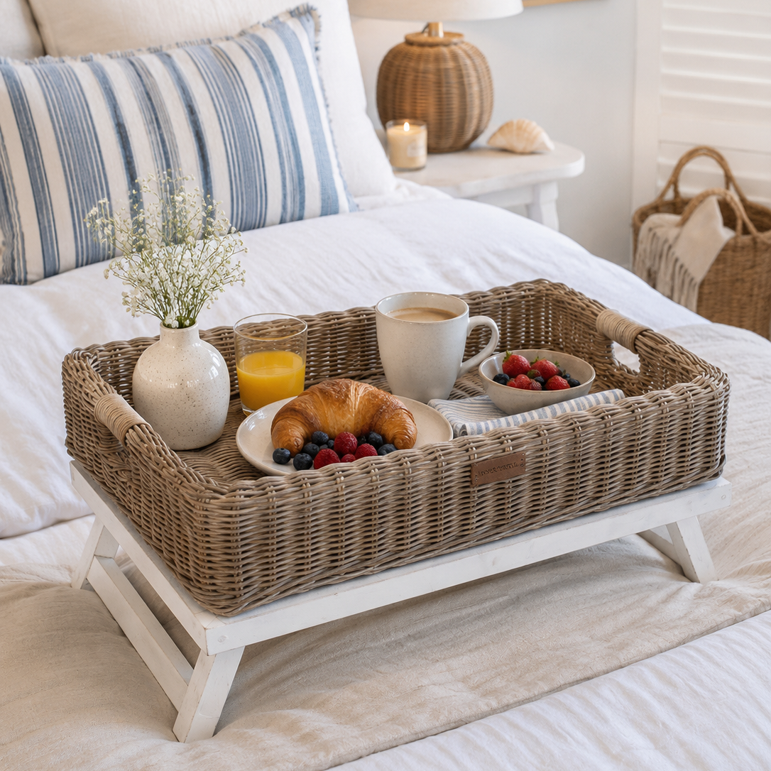 Frühstückstablett aus Rattan auf weißem Holzgestell von STRANDGUT