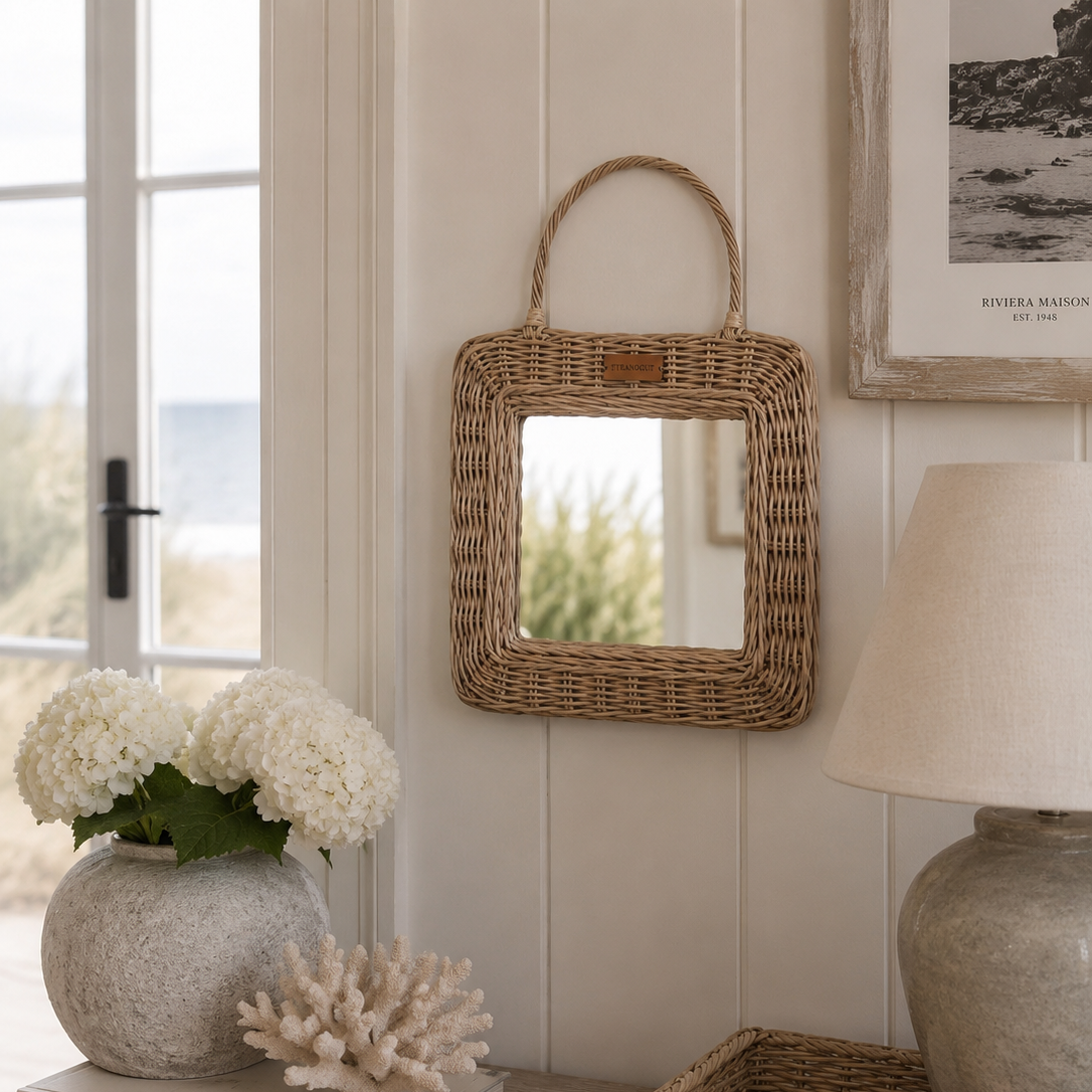 Kleiner handgefertigter Rattan Wandspiegel im Coastal- und Hampton-Style an heller Wand im Strandhaus mit maritimer Dekoration