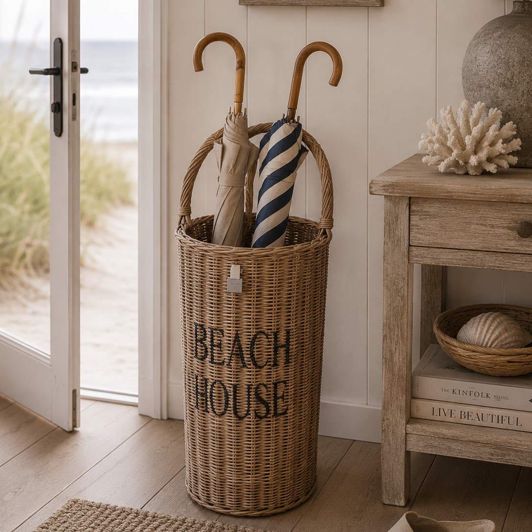 Handgefertigter Rattan Schirmständer mit BEACH HOUSE-Aufschrift im Coastal- und Hampton-Style im hellen Strandhaus-Eingangsbereich.