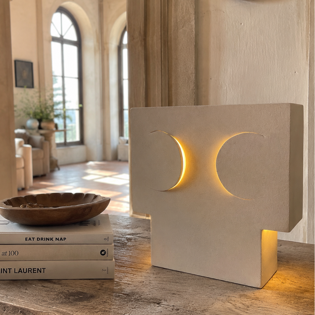 Weiße Lampe aus Steingut im mediteranen Style.