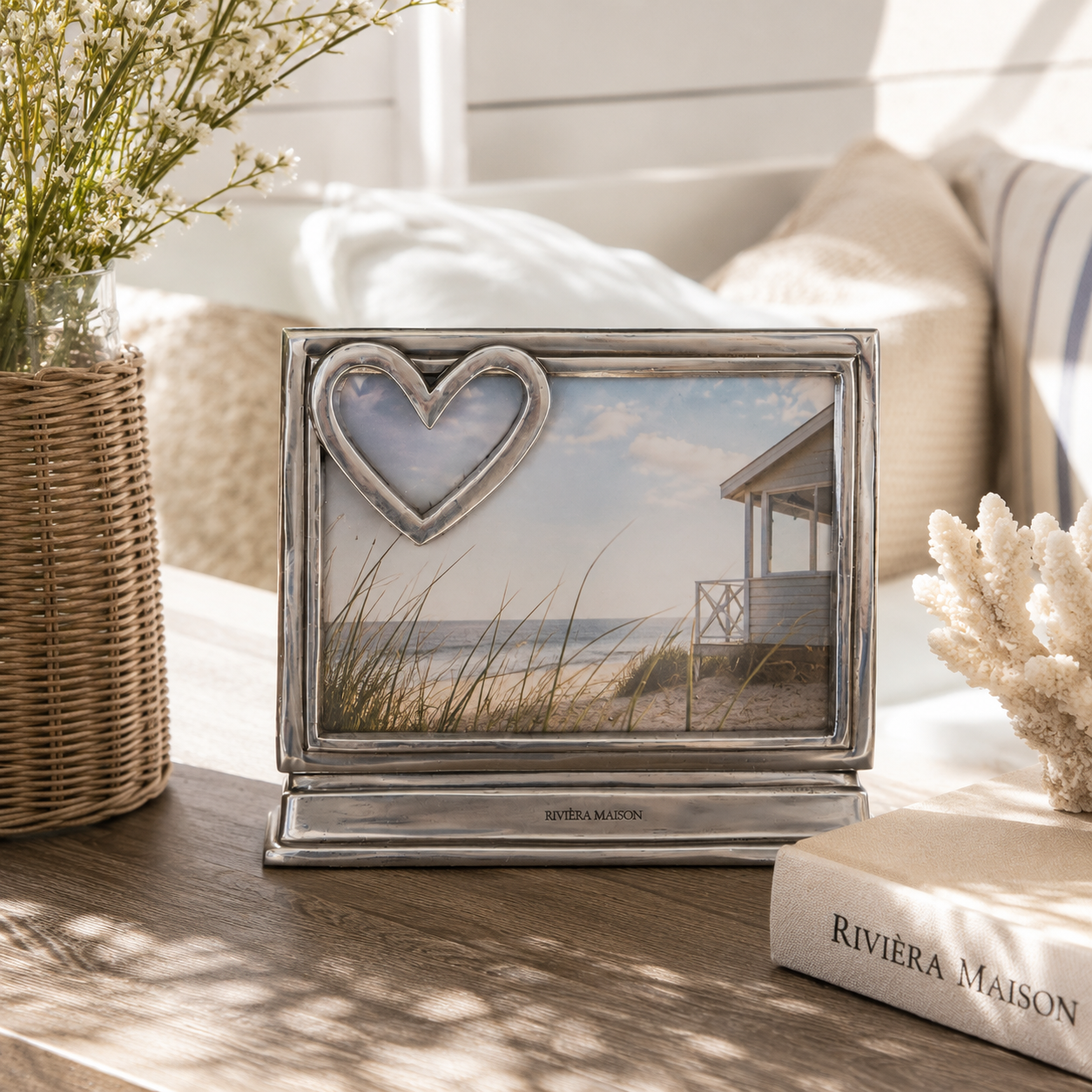 Silberner Photoramen aus Metall mit Herz von Riviera Maison. Heart Photoframe