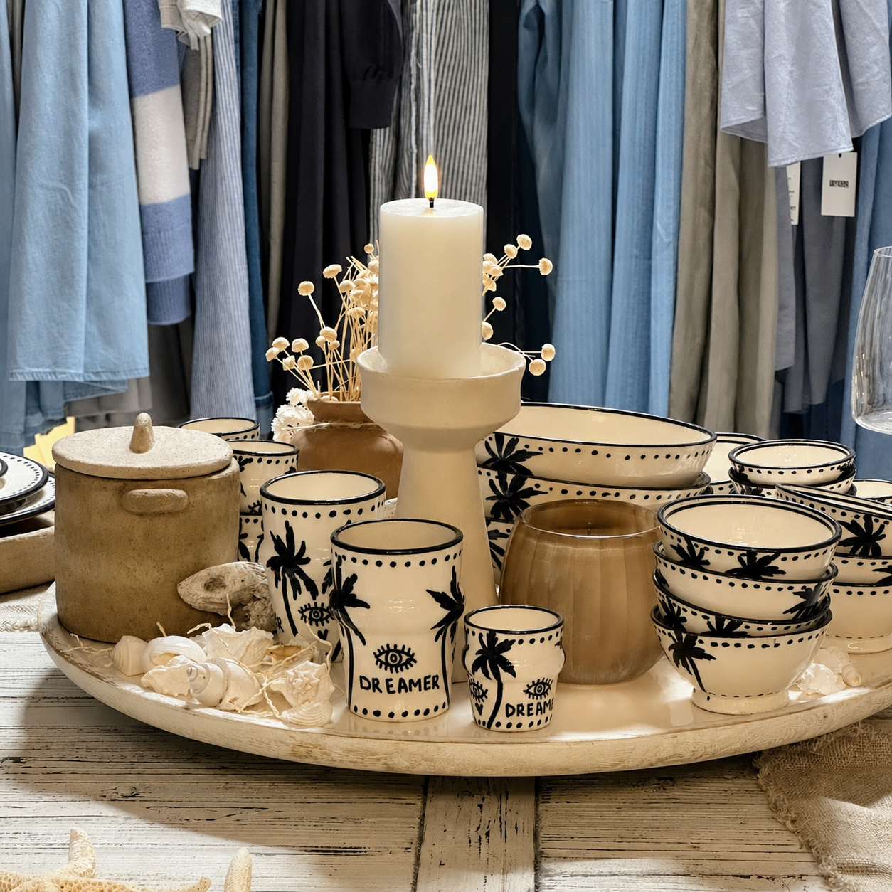 Handbemaltes Geschirr mit scharzem Palmenmotiv aus der DREAMER Collection von LUNA AZUL