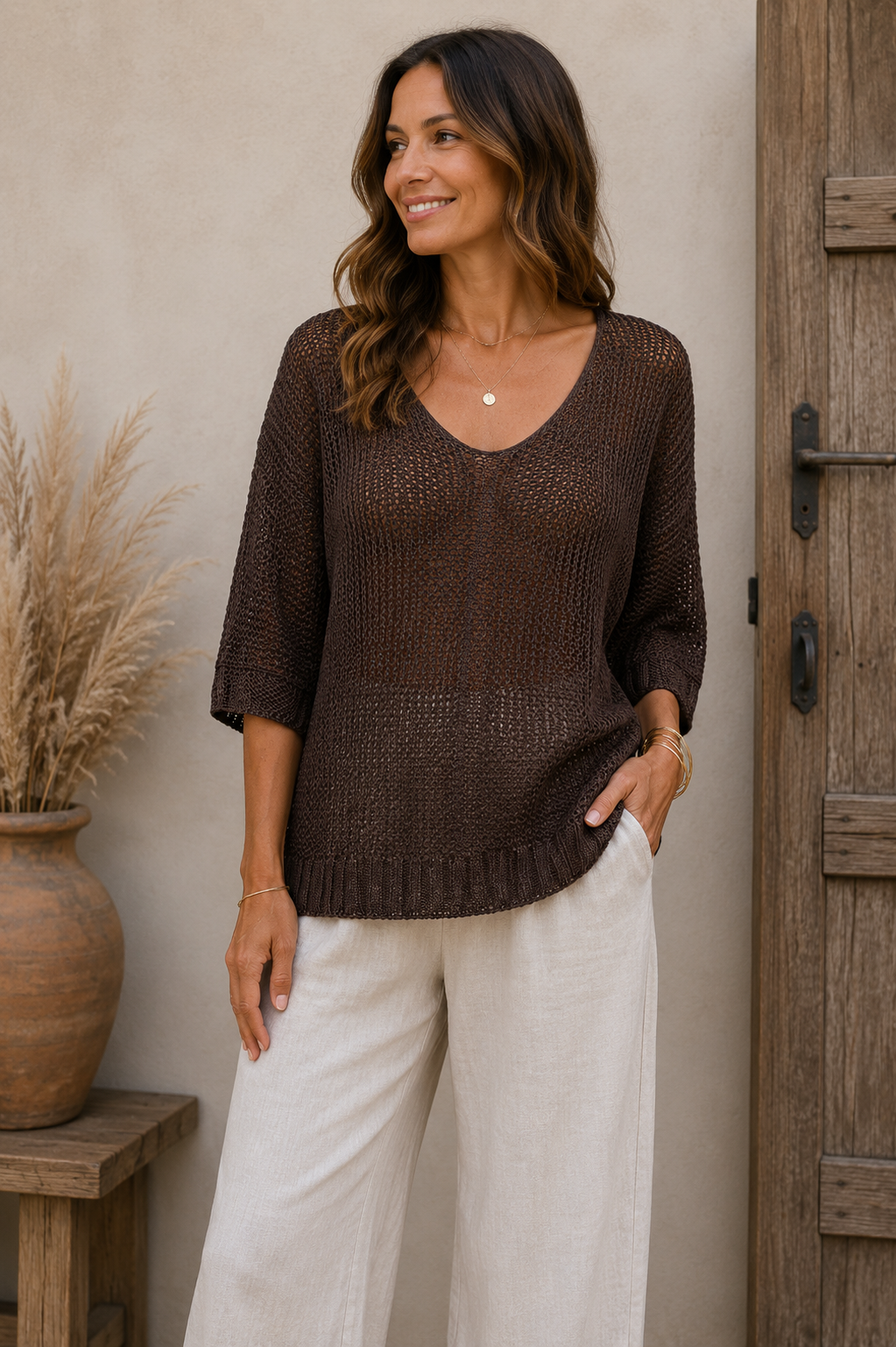 Brauner Damen-Strickpullover mit luftiger Grobstrickstruktur, Rundhalsausschnitt und 3/4-Ärmeln von Marta du Chateau auf weißem Hintergrund.