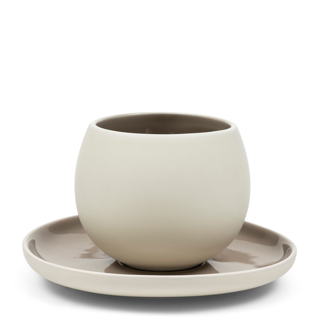 Riviera Maison Clement Cup & Saucer aus naturfarbenem Steingut mit passender Untertasse.