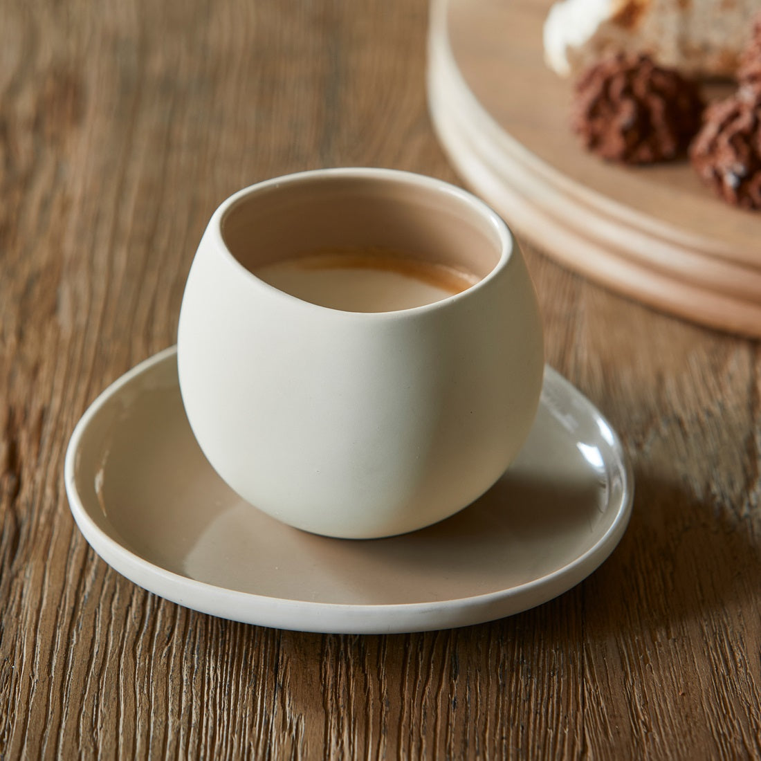 Riviera Maison Clement Cup & Saucer aus naturfarbenem Steingut mit passender Untertasse.