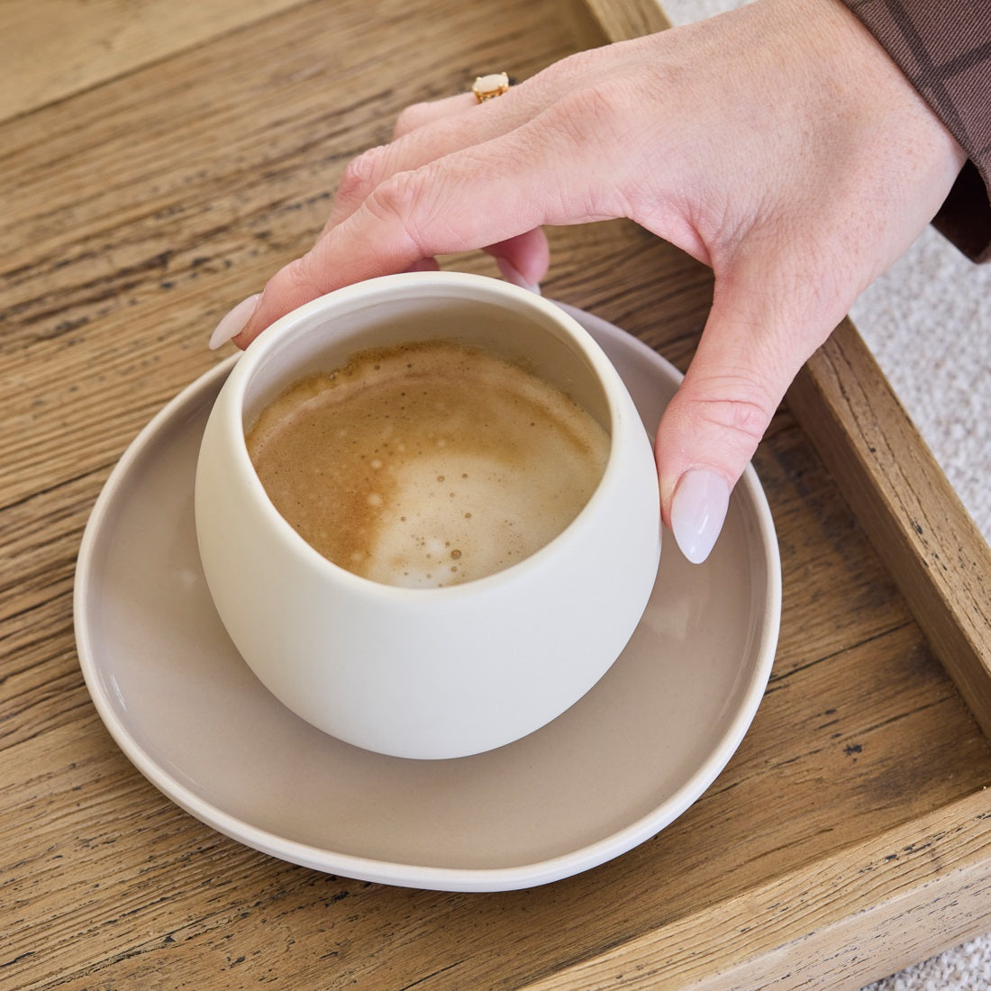 Riviera Maison Clement Cup & Saucer aus naturfarbenem Steingut mit passender Untertasse.