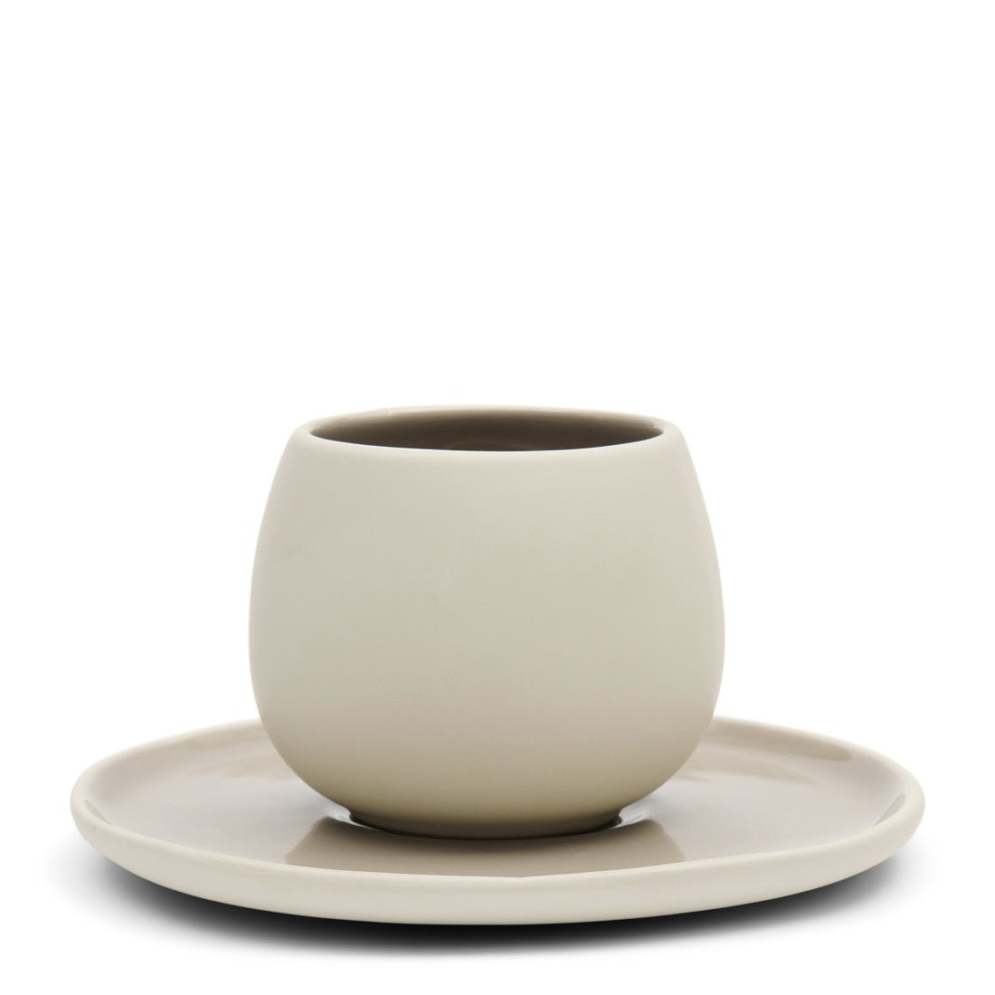 Riviera Maison Clement Cup & Saucer Espresso aus beigem Steingut mit passender Untertasse.