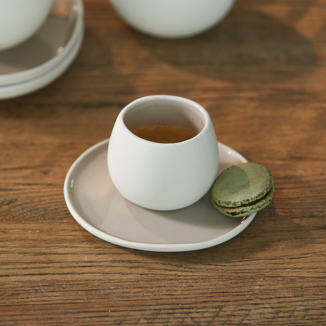 Riviera Maison Clement Cup & Saucer Espresso aus beigem Steingut mit passender Untertasse.