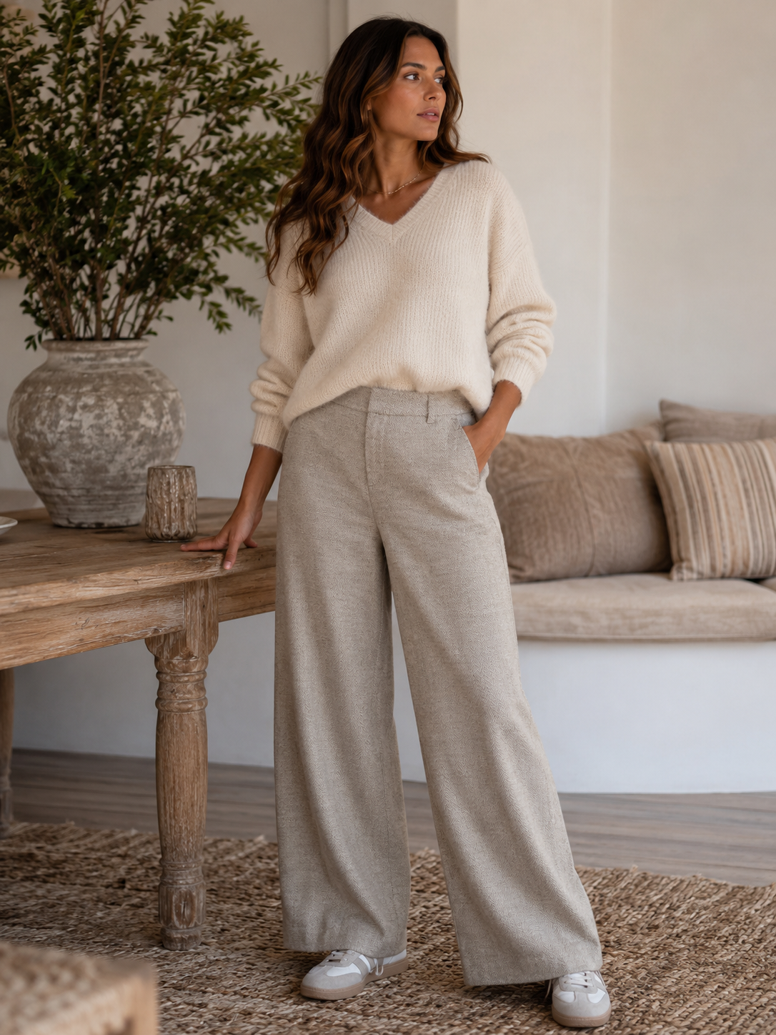 DRYKORN DUTIFUL Damenhose mit weitem Bein und feiner Fischgratstruktur in hellem Naturton