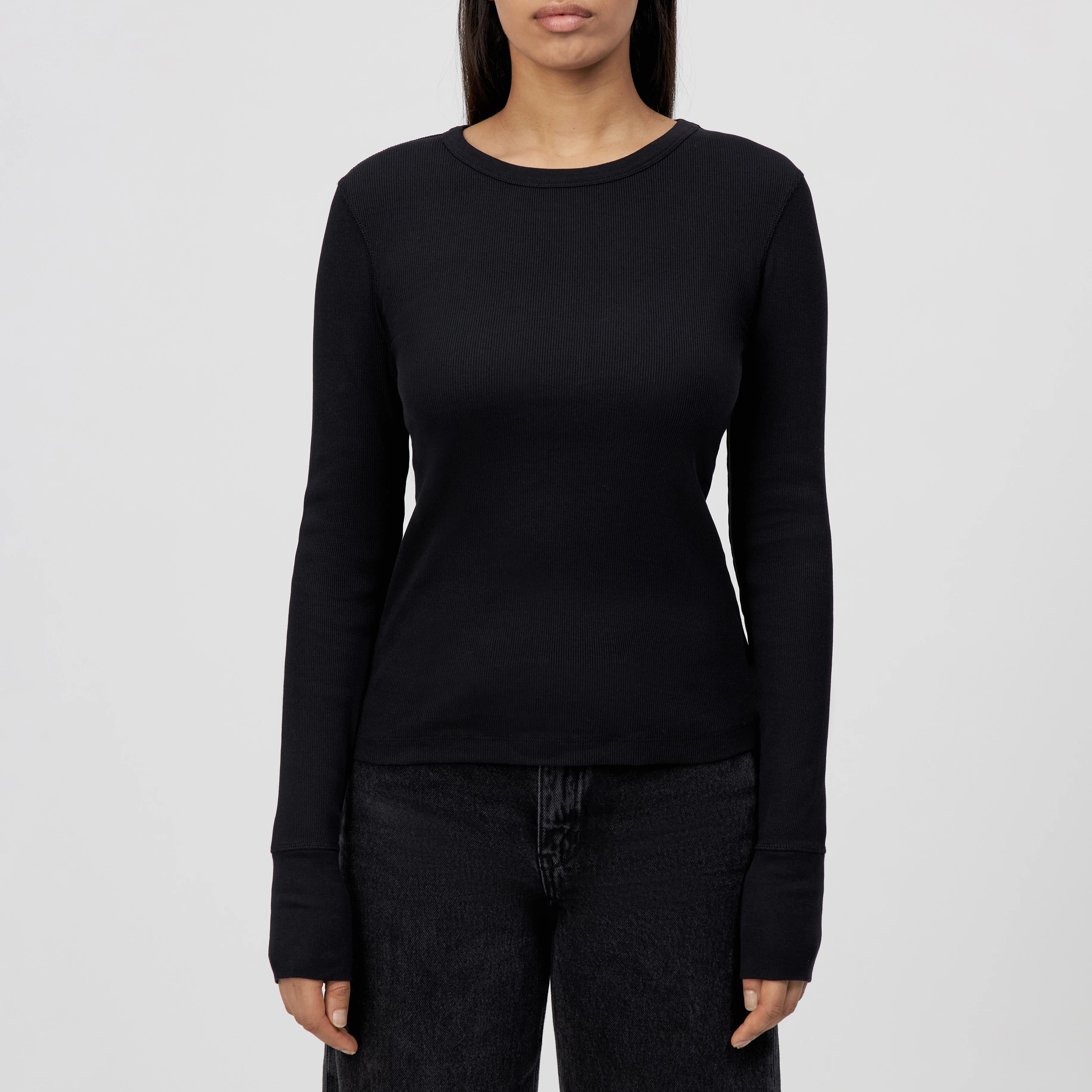 Schwarzes Longsleeve NURIT von Drykorn mit Rundhalsausschnitt und Fein-Ripp.