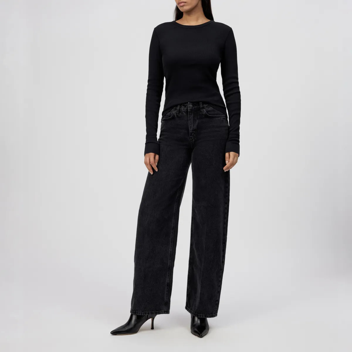 Schwarzes Longsleeve NURIT von Drykorn mit Rundhalsausschnitt und Fein-Ripp.