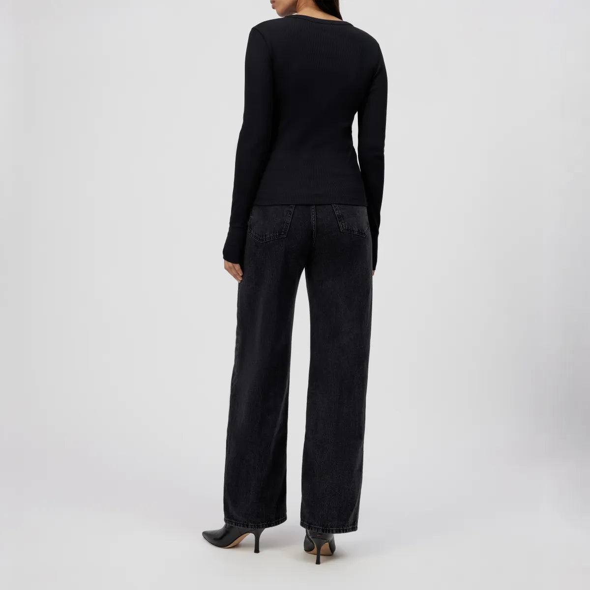 Schwarzes Longsleeve NURIT von Drykorn mit Rundhalsausschnitt und Fein-Ripp.