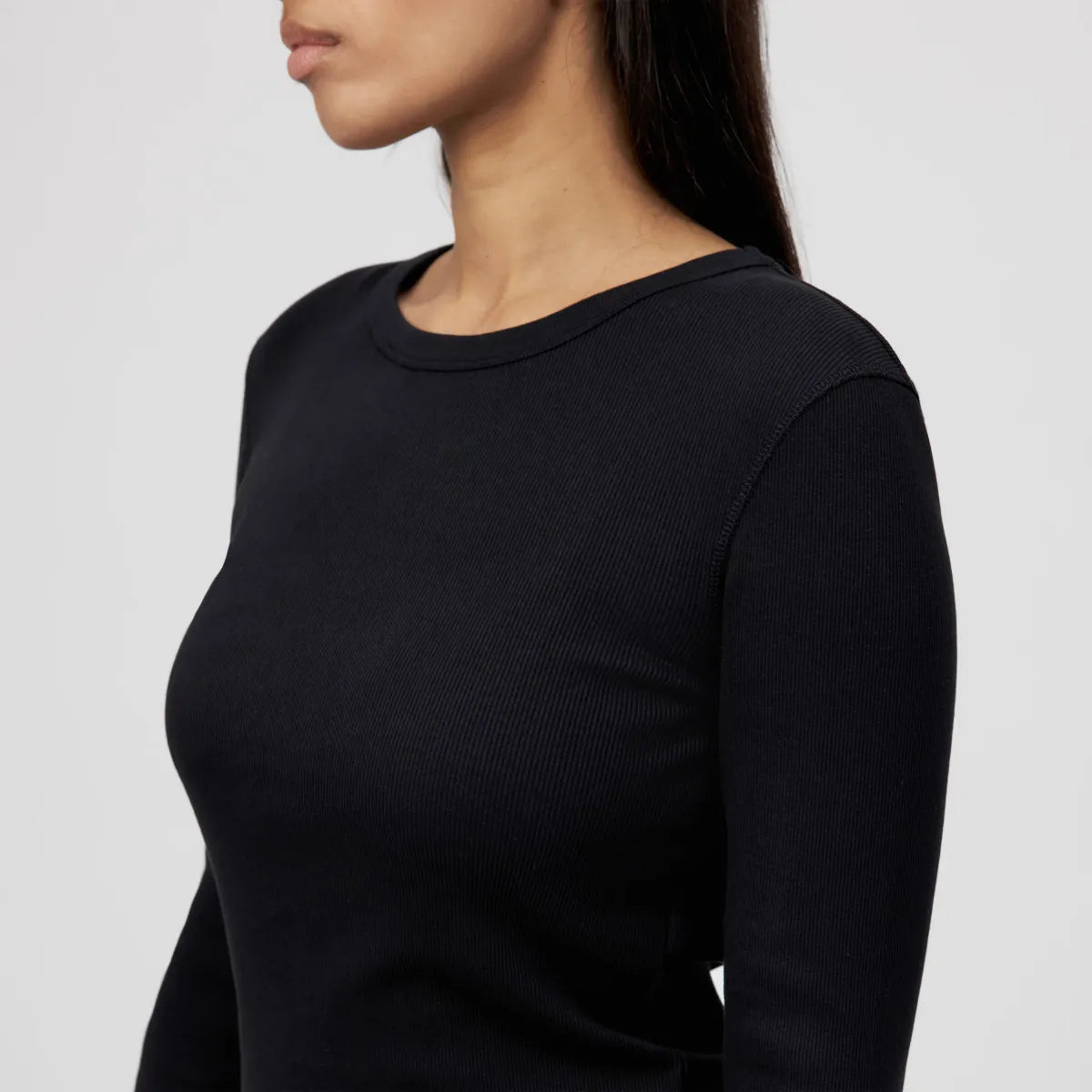 Schwarzes Longsleeve NURIT von Drykorn mit Rundhalsausschnitt und Fein-Ripp.