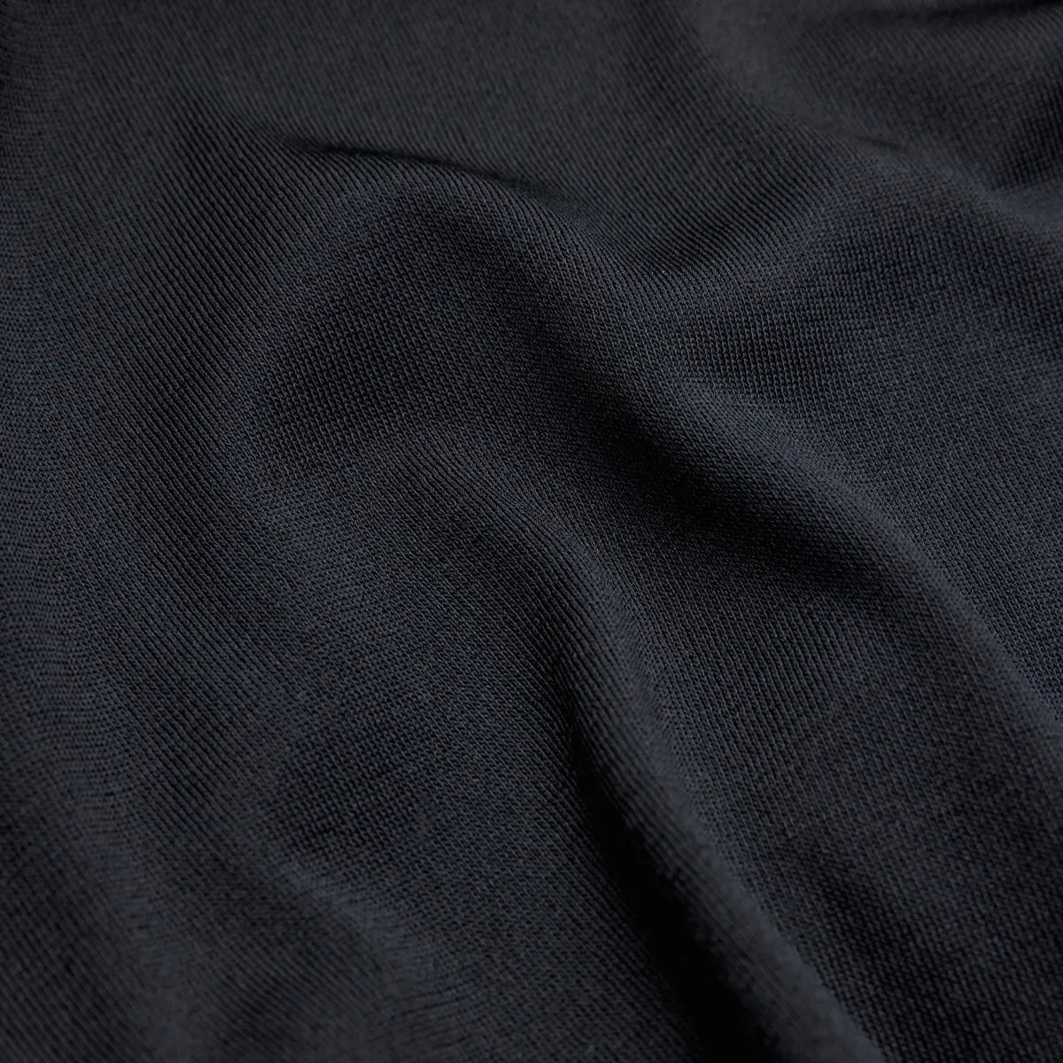 Model trägt den oversized DRYKORN Strickpullover TALOMINA mit Ballonärmeln und Rundhalsausschnitt aus feinem Acetat in lässiger Passform.