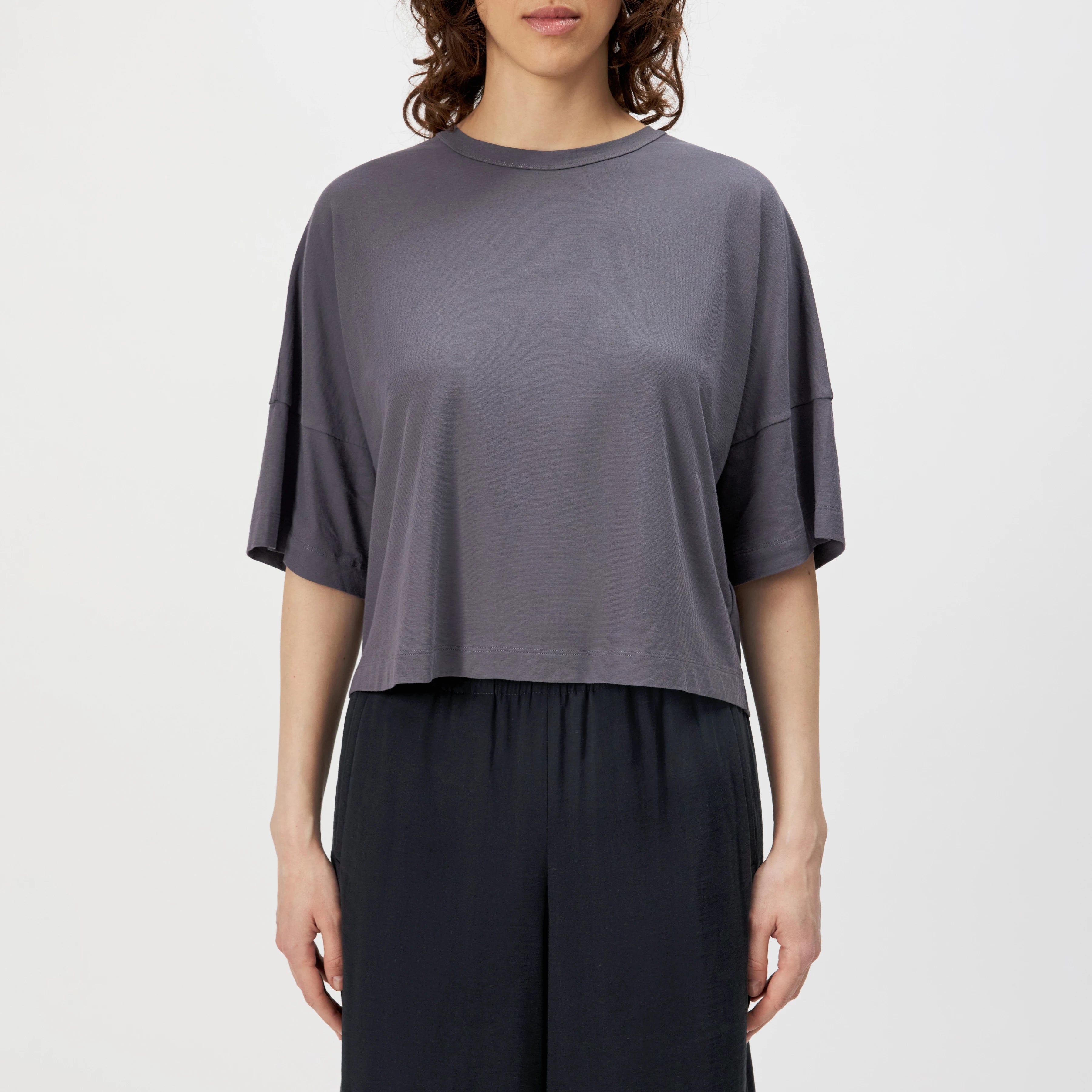 Drykorn T-Shirt KUSIA mit Rundhalsausschnitt und Relaxed Fit. Leichtes Damen-Shirt aus Baumwoll-Crêpe-Jersey mit matter Optik und sommerlich luftigem Tragegefühl.