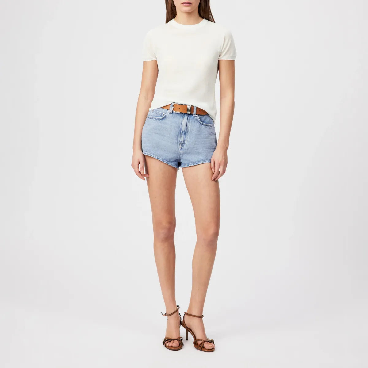 Drykorn Denim Shorts SNUCK aus hell gewaschenem Baumwoll-Denim mit High-Waist-Bund, Relaxed Fit und klassischem 5-Pocket-Design. Lässige Damen-Jeansshorts mit dezentem Used-Look.