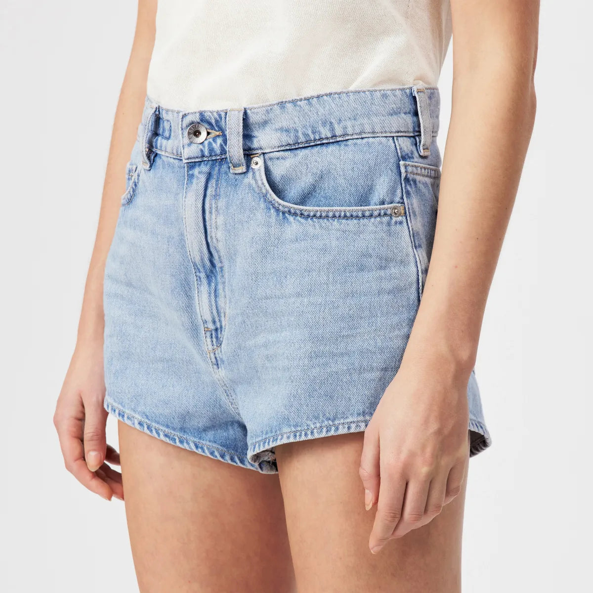 Drykorn Denim Shorts SNUCK aus hell gewaschenem Baumwoll-Denim mit High-Waist-Bund, Relaxed Fit und klassischem 5-Pocket-Design. Lässige Damen-Jeansshorts mit dezentem Used-Look.