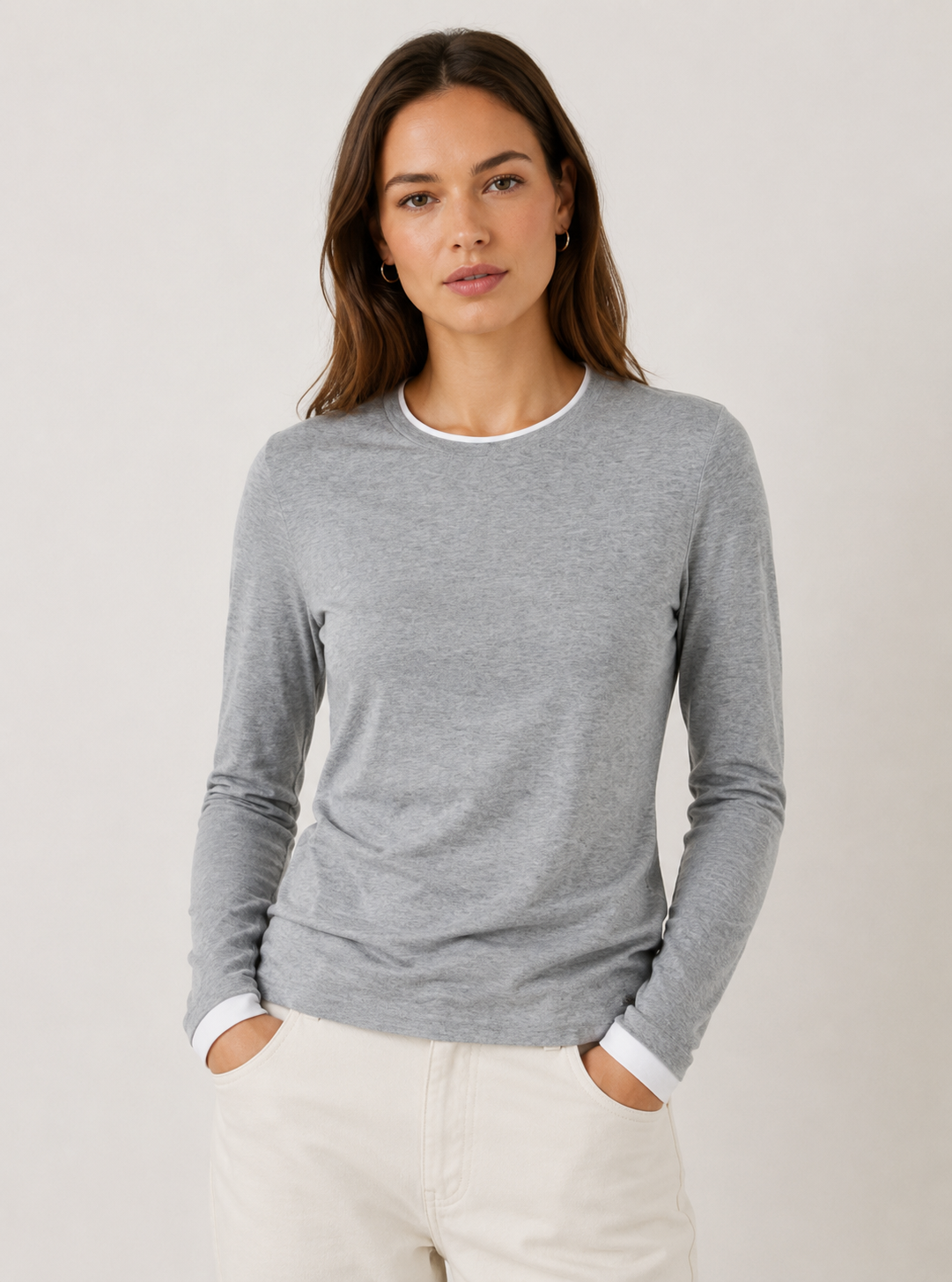 HERRLICHER Hollis Jersey Langarmshirt in Hellgrau mit Rundhalsausschnitt und weißen Kontrastabschlüssen.