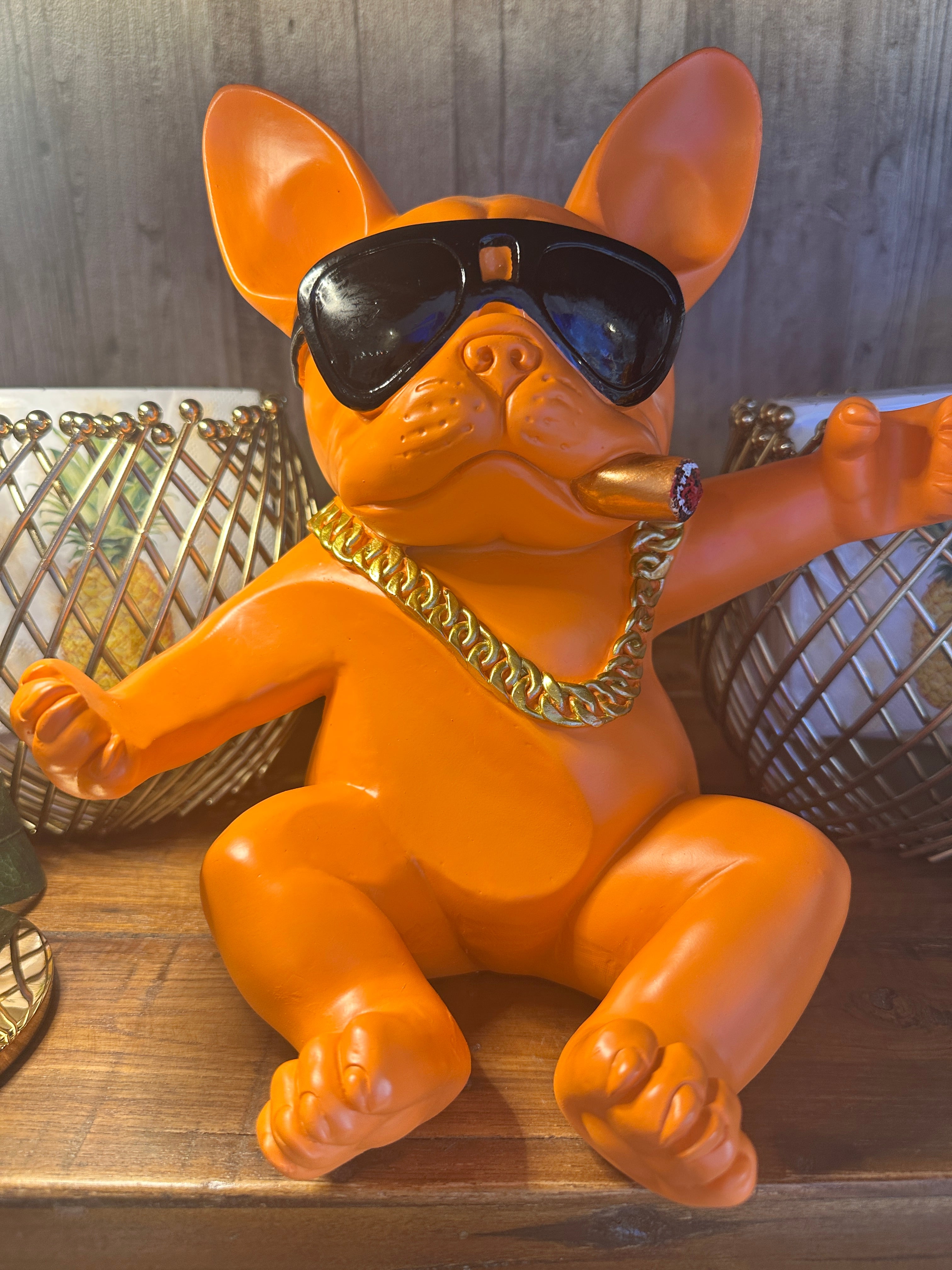 Oranger Flaschenhalter als Bulldogge mit Sonnenbrille und Zigarre.