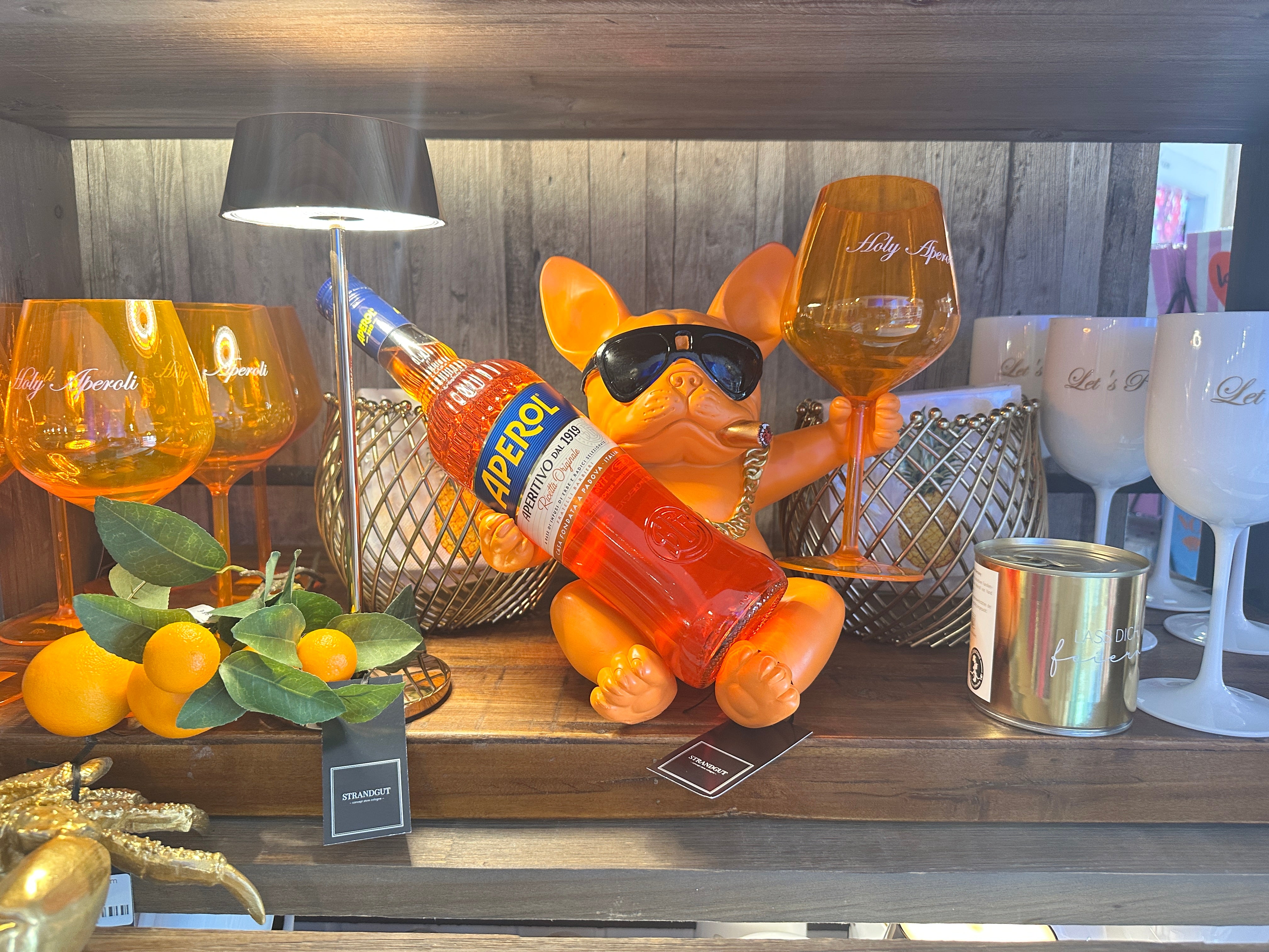 Oranger Flaschenhalter als Bulldogge mit Sonnenbrille und Zigarre  und Aperolflasche und Glas.