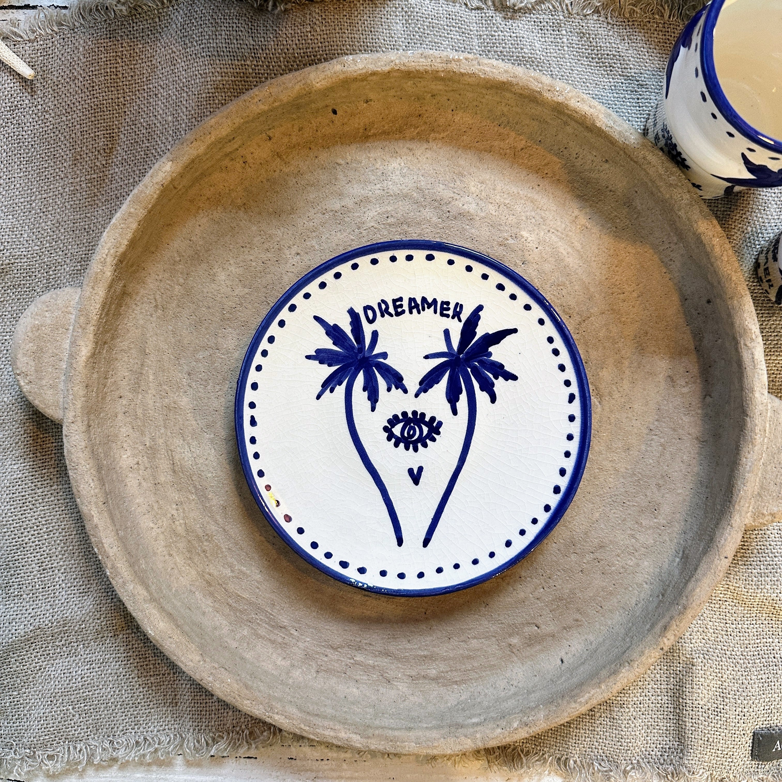 Handbemalter kleiner Tapasteller aus Keramik mit blauem Palmenprint aus der DREAMER Collection von LUNA AZUL.