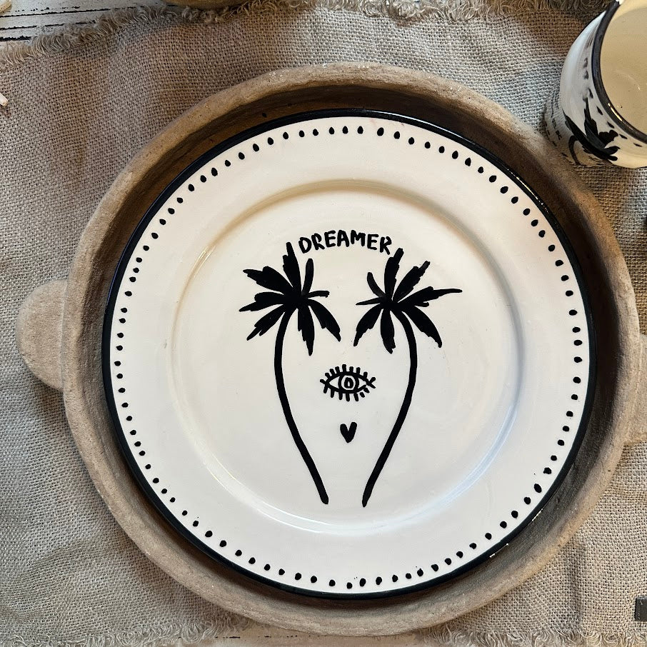 Handbemalter Essteller aus Keramik mit schwarzem Palmenmotiv und der Aufschrift DREAM von Luna Azul