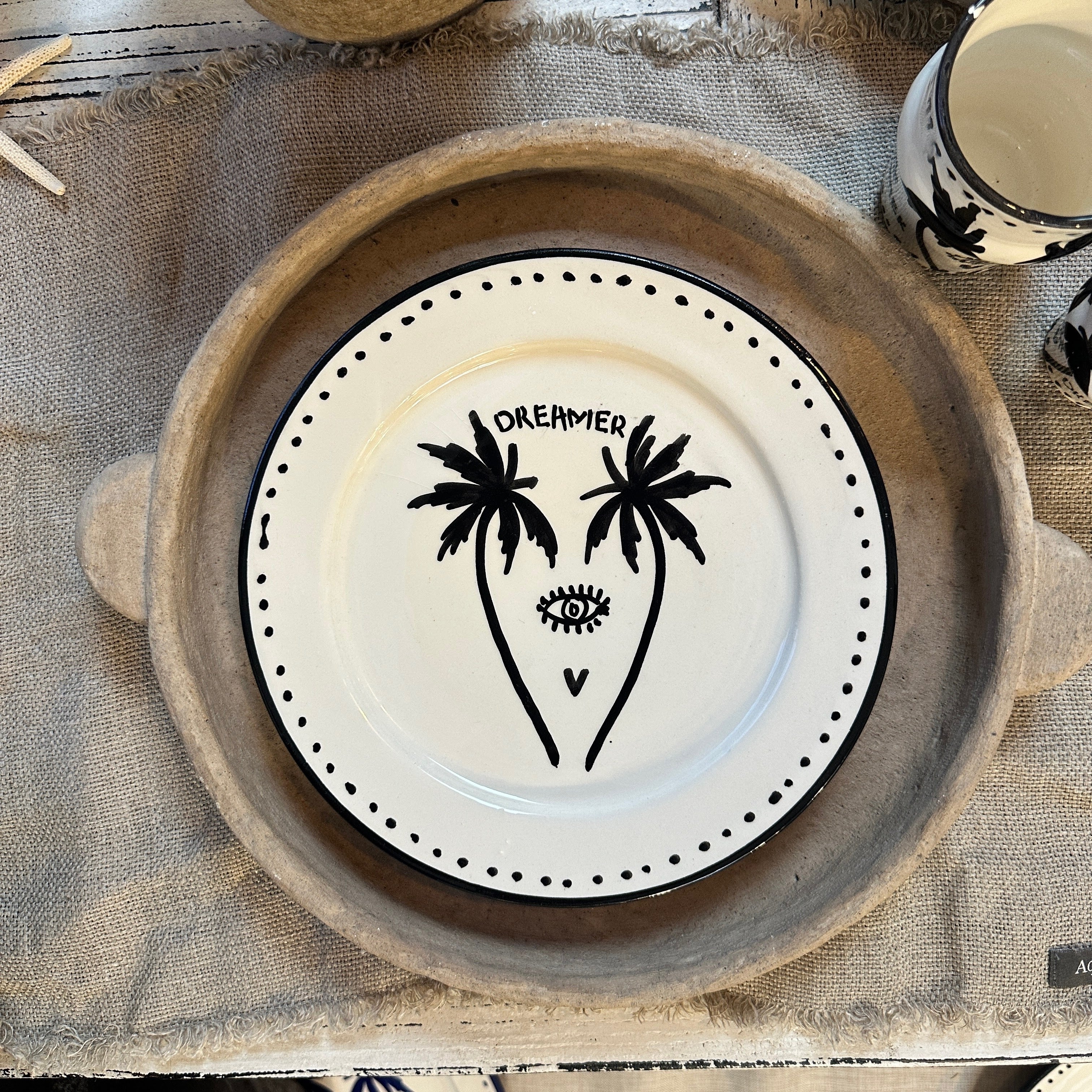 Handbemalter weißer Frühstücksteller mit schwarzem Palmenprint und der Aufschrift DREAMER von Luna Azul