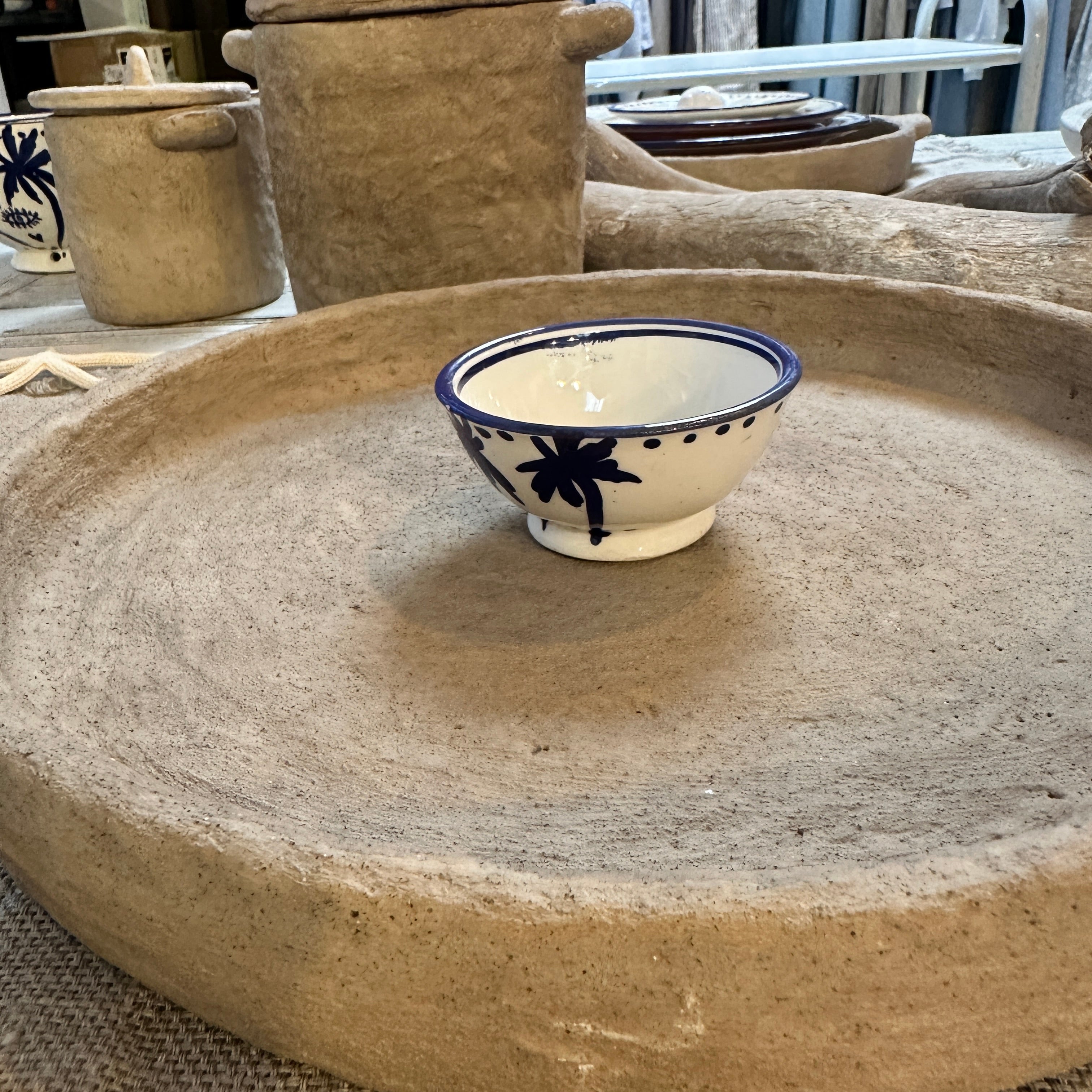 Kleine weiße Minischale mit handbemaltem blauem Palmenprint aus der Dreamer Collection von LUNA AZUL