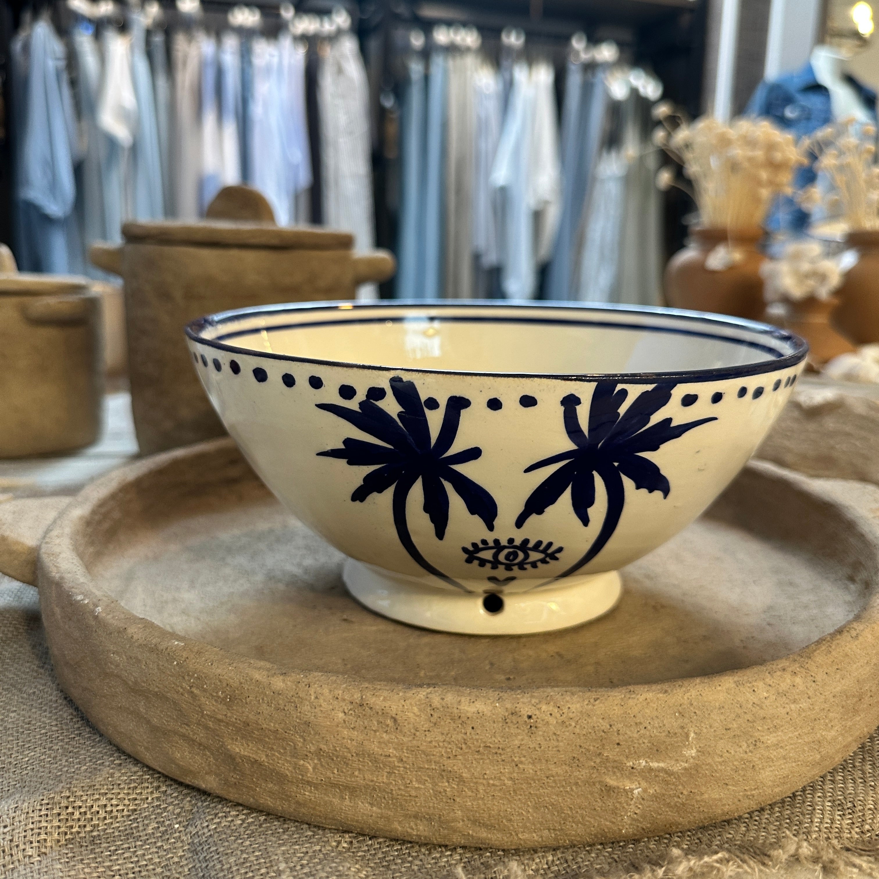 Handbemalte Müslischüssel aus Keramik mit schwarzem Palmenprint aus der Dreamer Collection von LUNA AZUL.