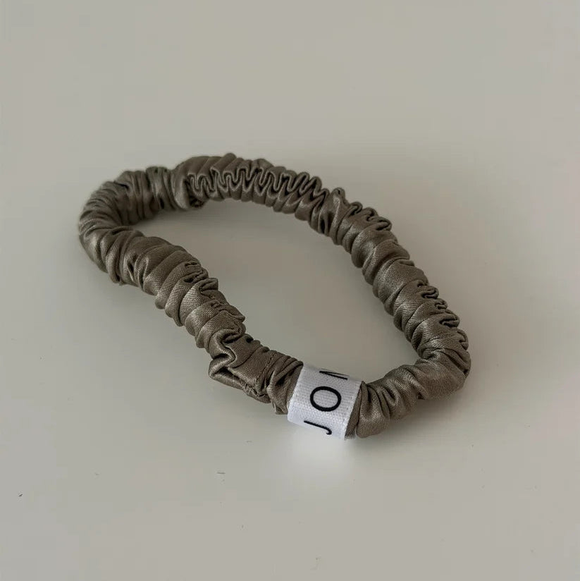 ESSENTIAL SILK SCRUNCHIES von Jona The Label in Taupe