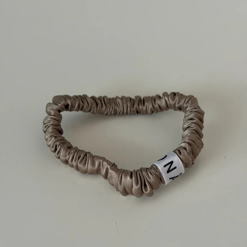 ESSENTIAL SILK SCRUNCHIES von Jona The Label in Taupe
