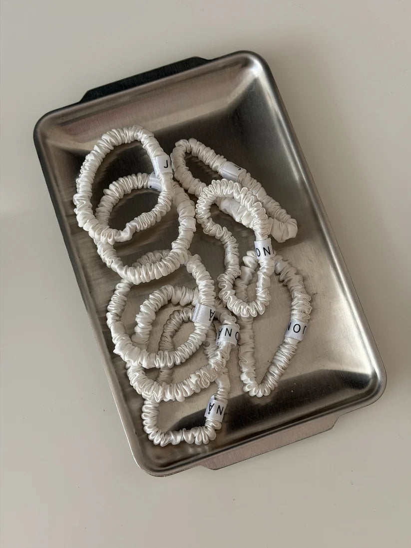 JONÀ THE LABEL SILK SCRUNCHIES – white