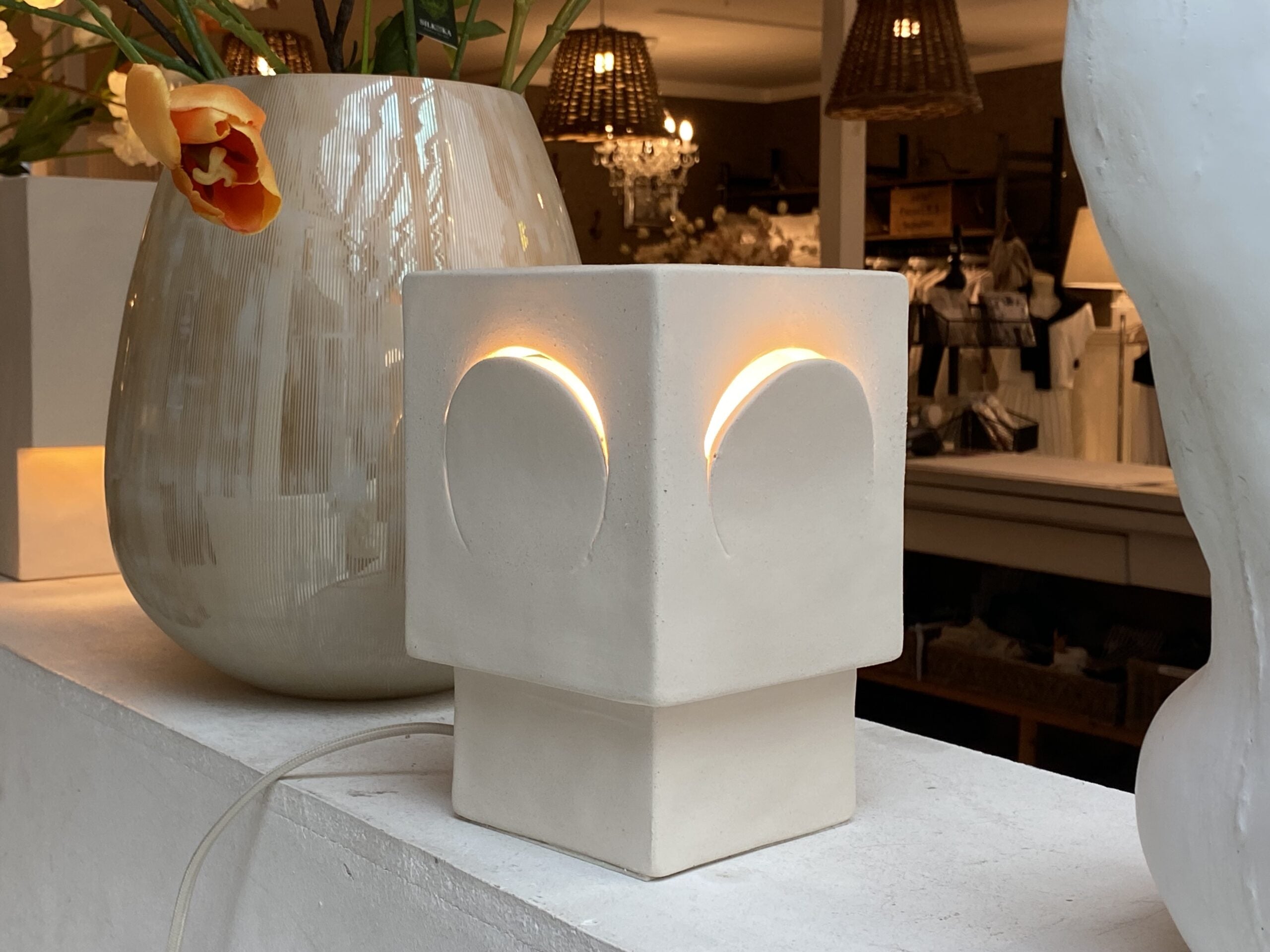 Quadratische weiße Lampe aus Ton