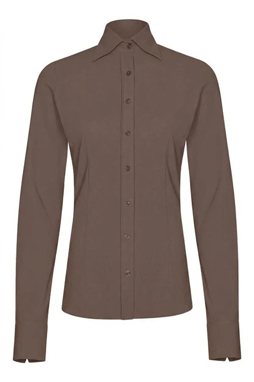 Japan TKY Bluse AYAKA CLOSED in Cacao aus Regular-Travelqualität am Model