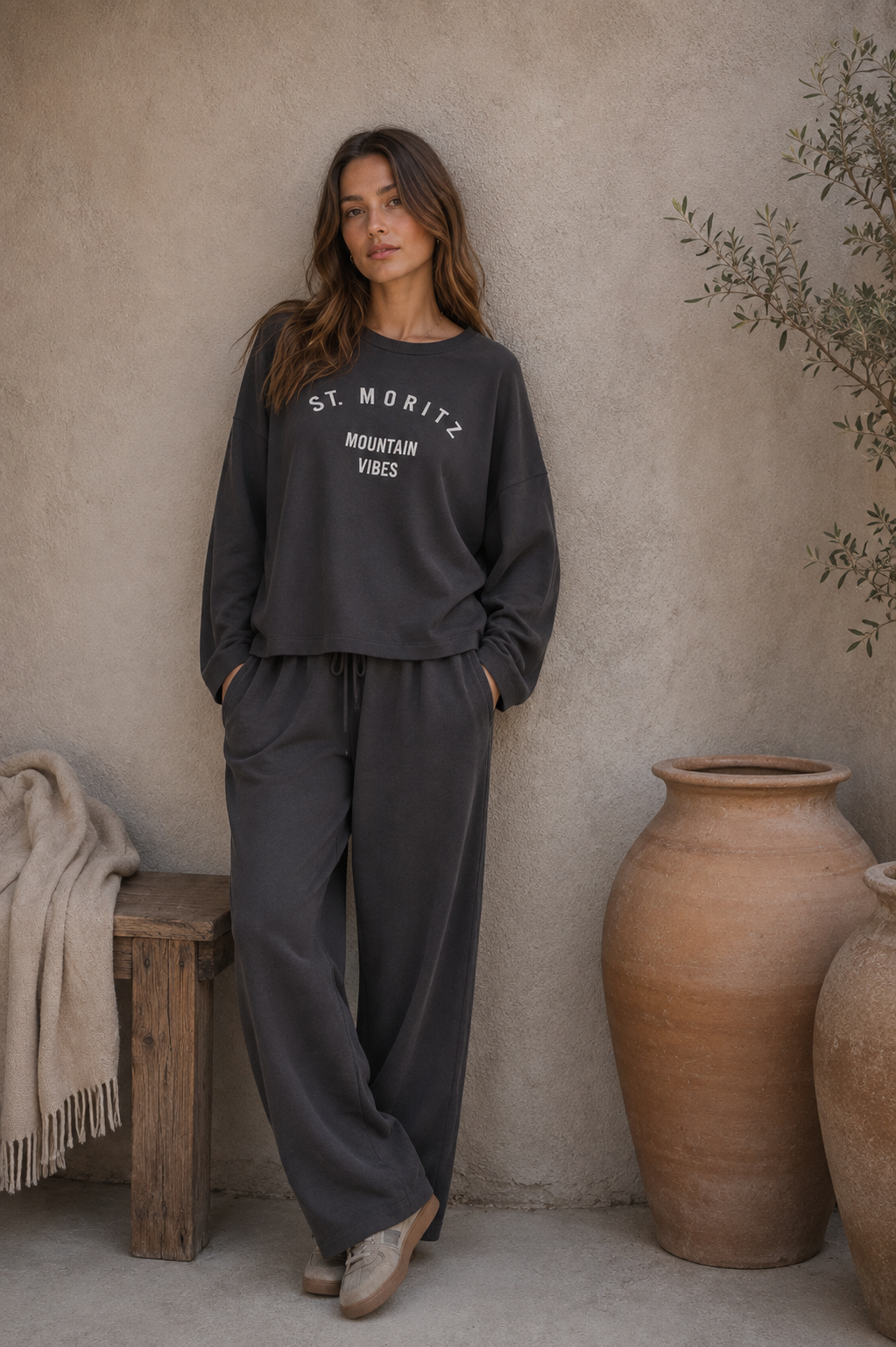 Juvia Sweatshirt „St. Moritz Mountain Vibes“ in Anthrazit mit Frontprint, locker geschnitten und lässig kombiniert.