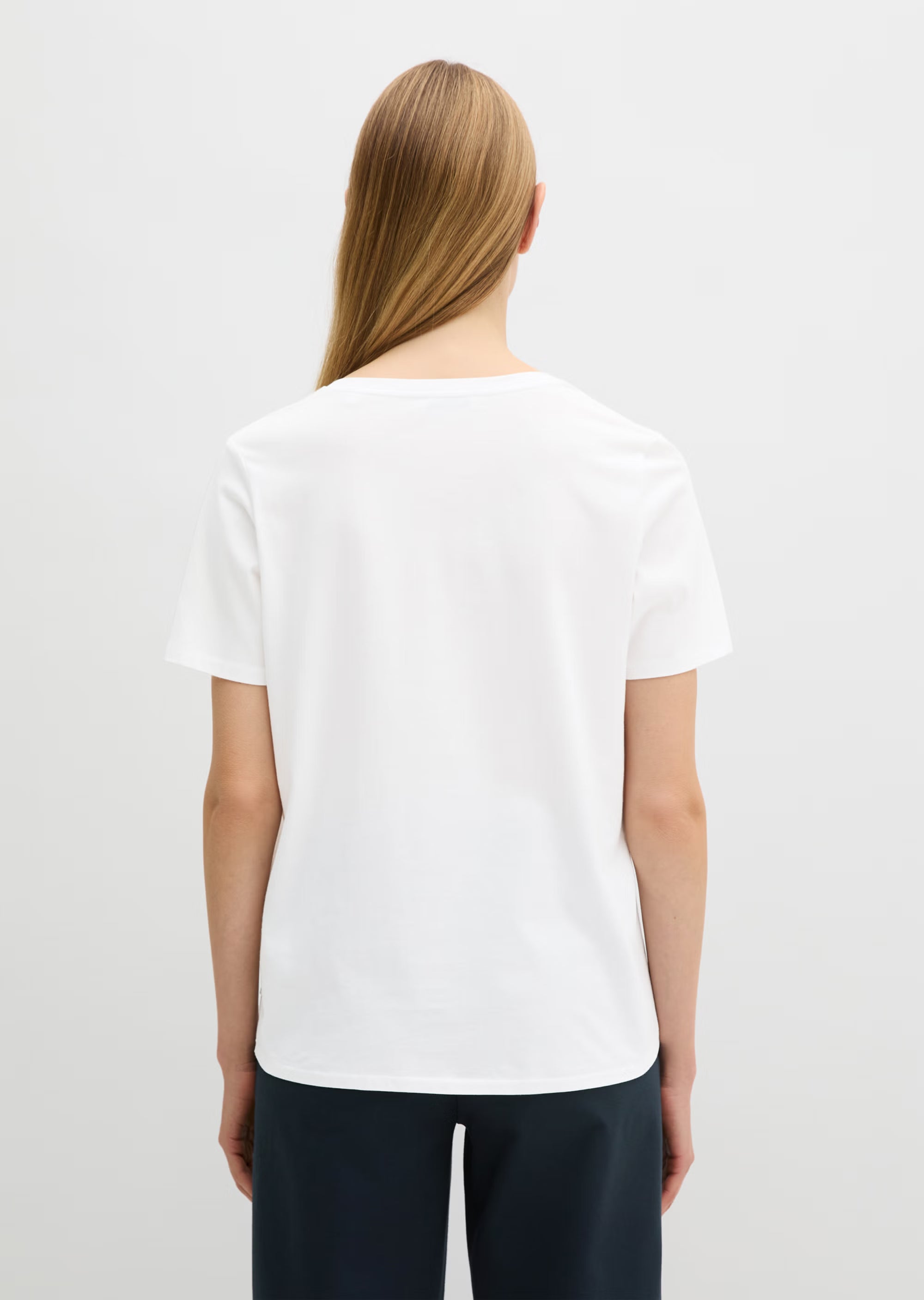 Marc O'Polo T-Shirt in Weiß aus hochwertigem elastischem Rippjersey mit tiefem Rundhalsausschnitt und Regular Fit aus Bio-Baumwolle.