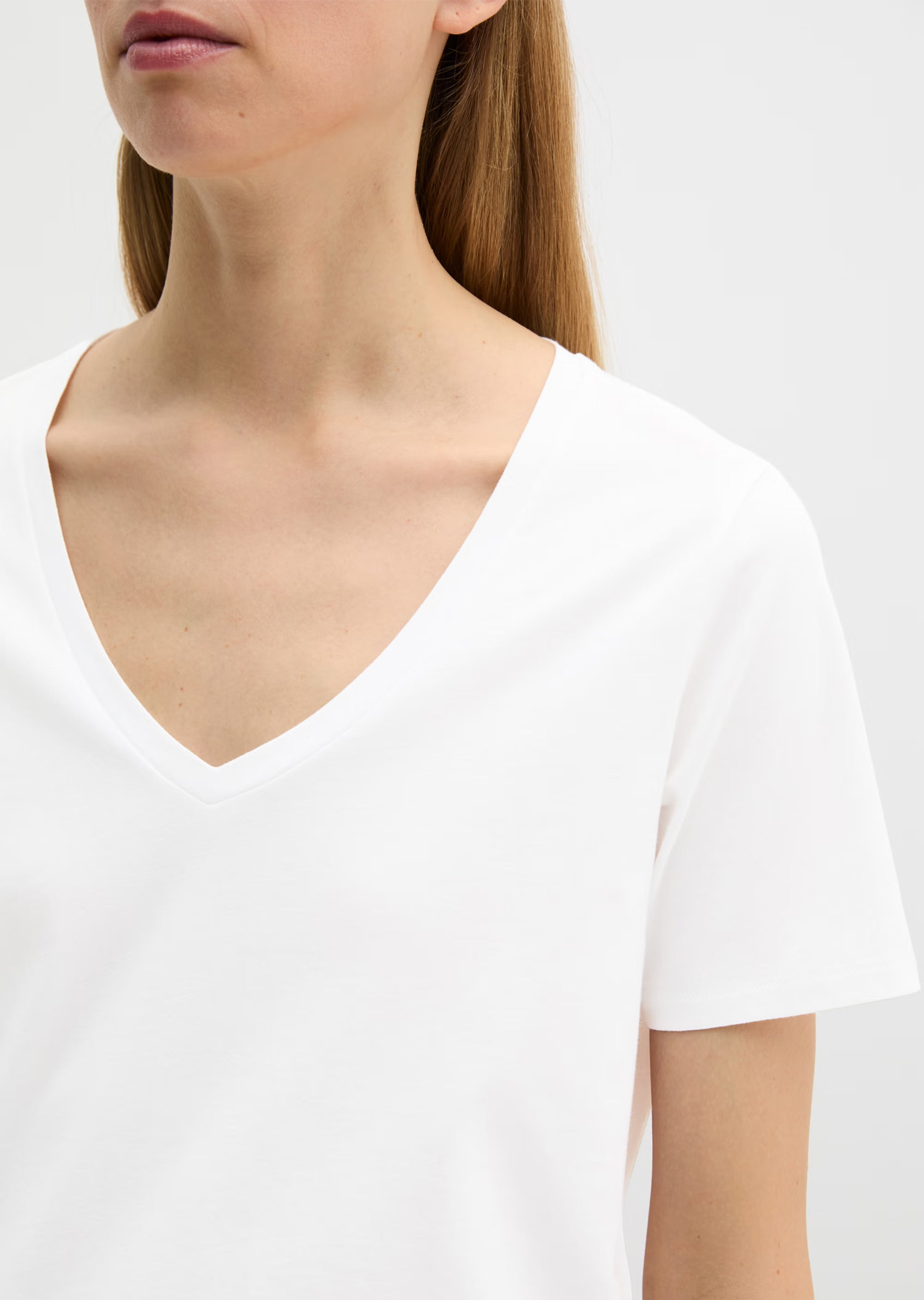 MMarc O'Polo Damen T-Shirt in Weiß aus 100 % Bio-Baumwolle mit femininem V-Ausschnitt, kurzen Ärmeln und lockerem Regular Fit.