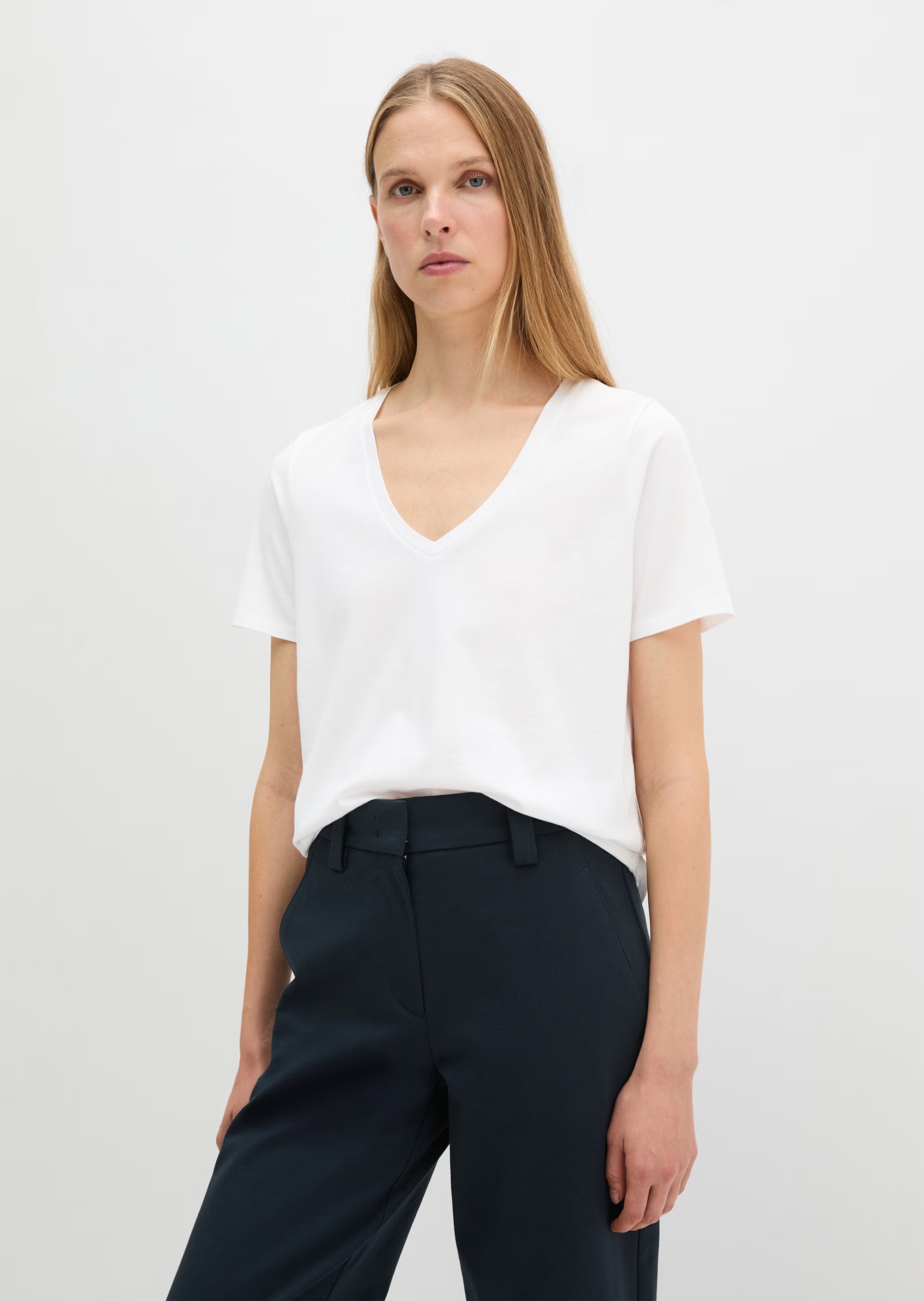 Marc O'Polo Damen T-Shirt in Weiß aus 100 % Bio-Baumwolle mit femininem V-Ausschnitt, kurzen Ärmeln und lockerem Regular Fit.