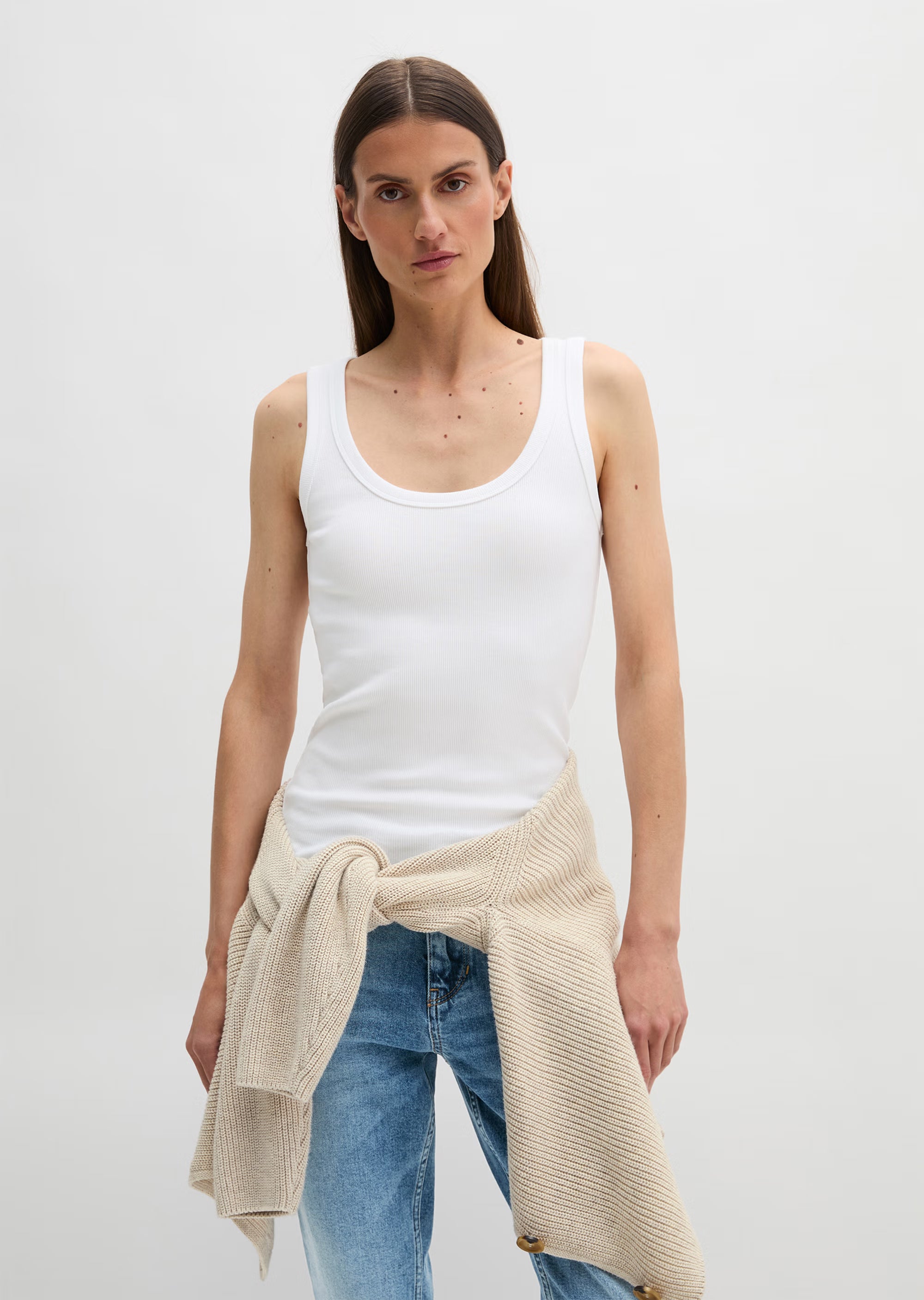Marc O'Polo Tanktop in Weiß aus elastischem Rippjersey mit tiefem Rundhalsausschnitt und Regular Fit aus Bio-Baumwolle.
